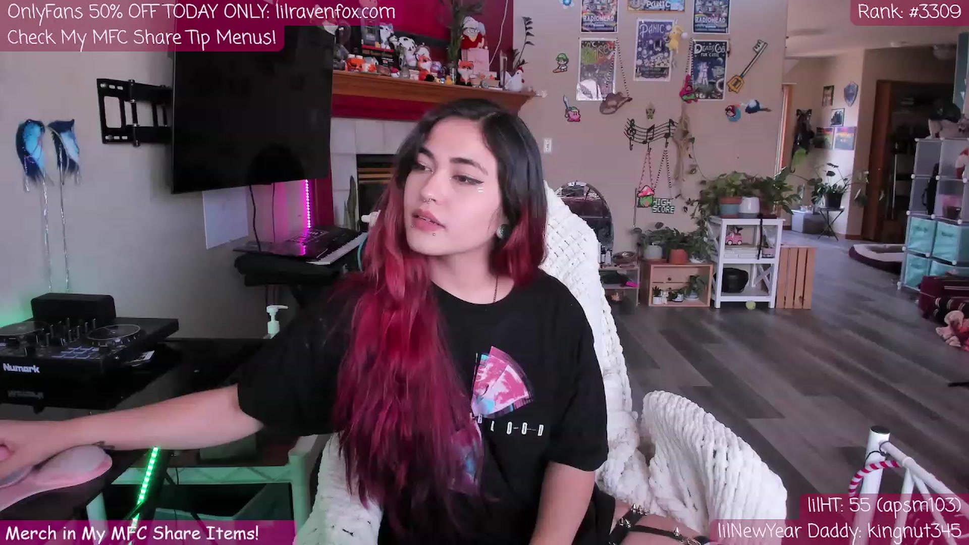 Gallery image thumbnail from lilravenfoxx's myfreecams stream on, 04/17/2023, 23:16 image 14 of 20
