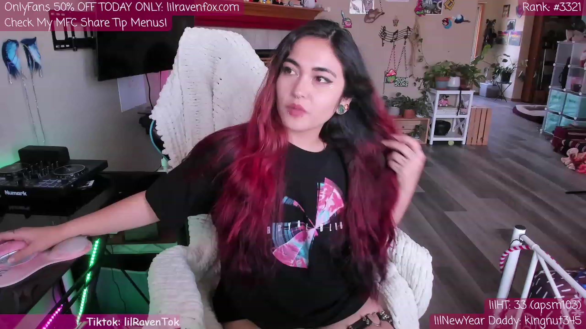Gallery image thumbnail from lilravenfoxx's myfreecams stream on, 04/17/2023, 23:16 image 7 of 20