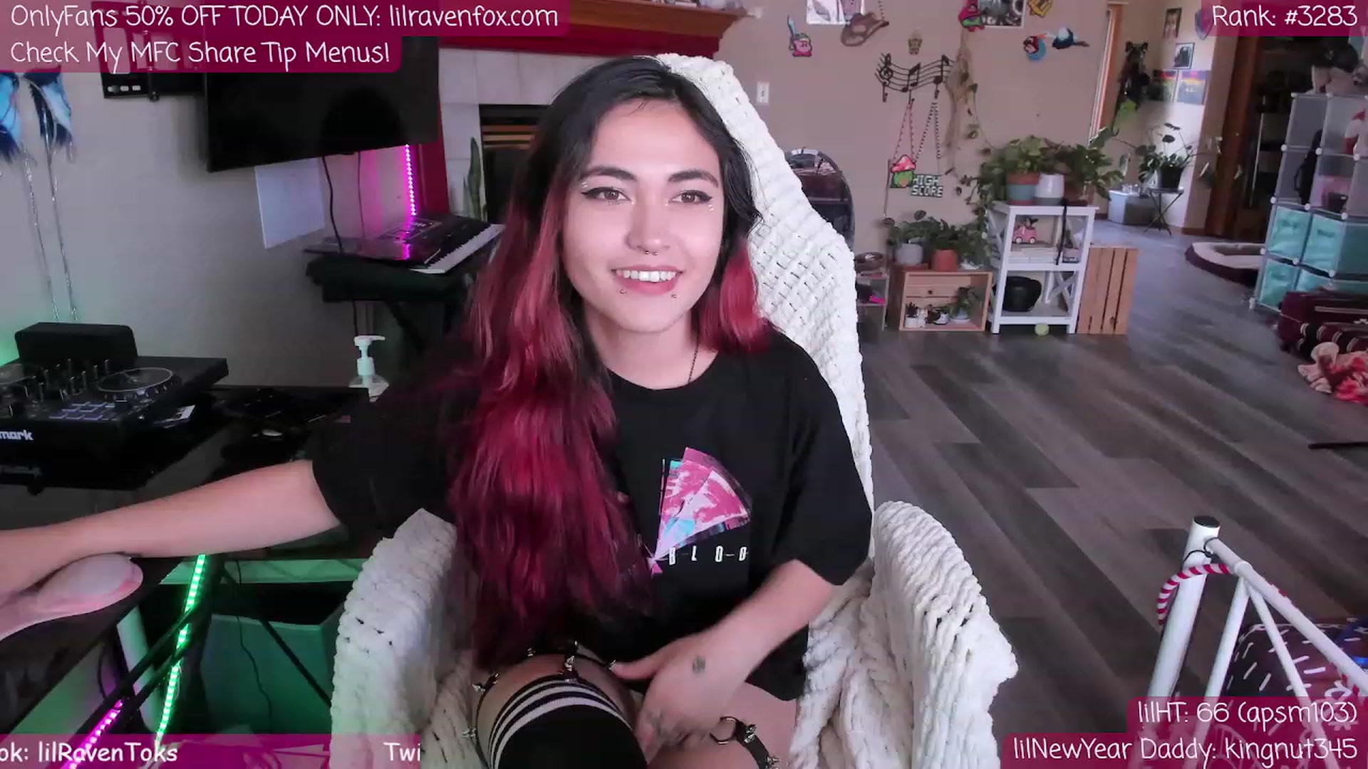 Gallery image thumbnail from lilravenfoxx's myfreecams stream on, 04/17/2023, 23:16 image 18 of 20