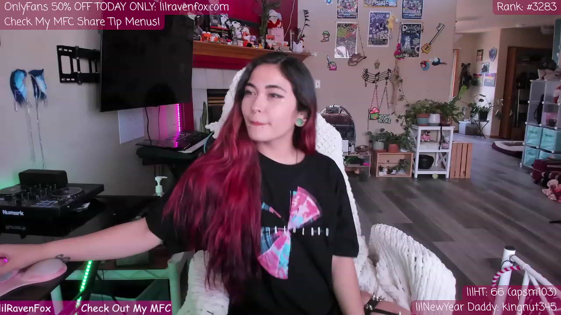 Gallery image thumbnail from lilravenfoxx's myfreecams stream on, 04/17/2023, 23:16 image 15 of 20