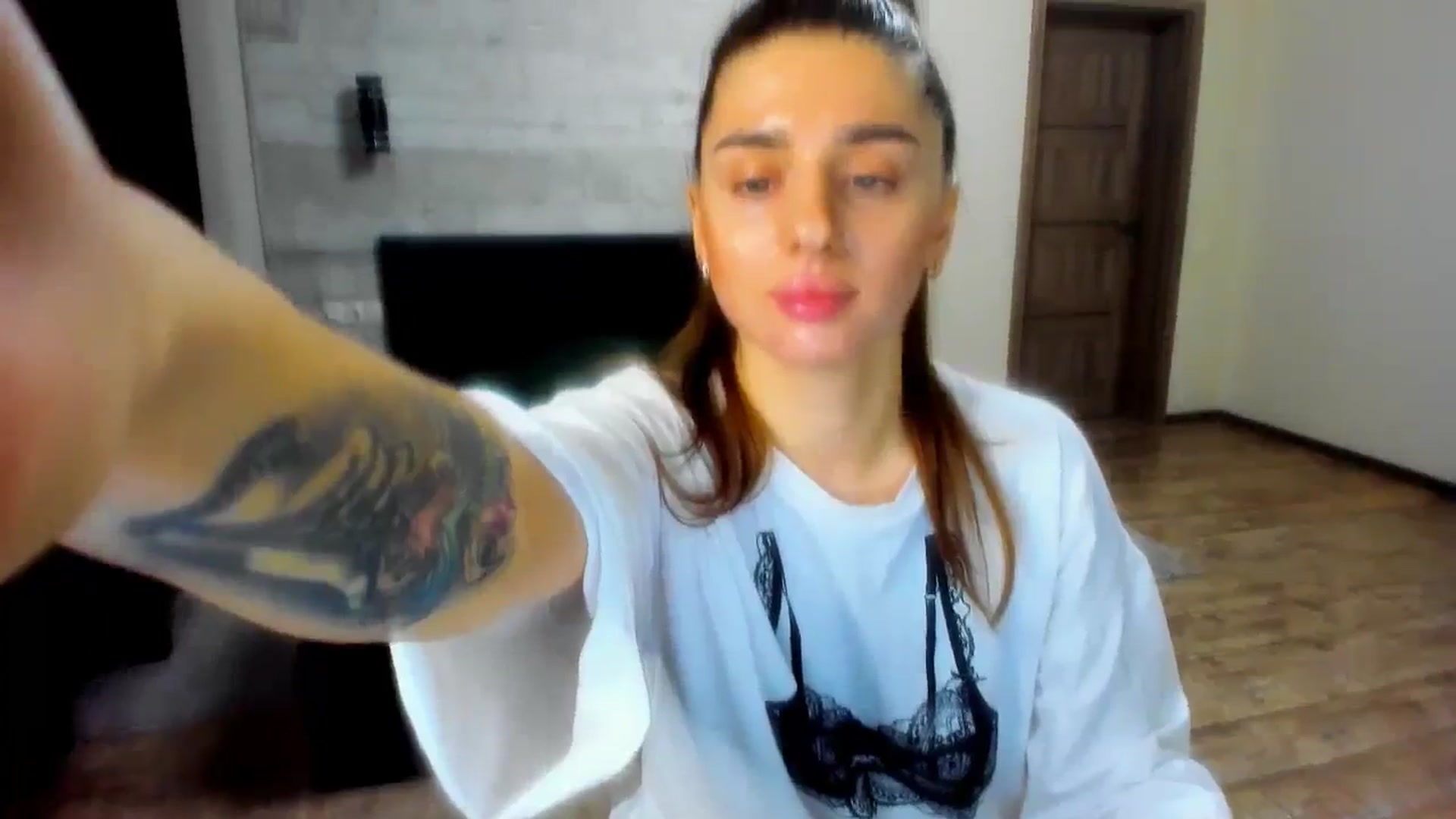 Gallery image thumbnail from lilydavra's myfreecams stream on, 02/01/2024, 02:02 image 18 of 20
