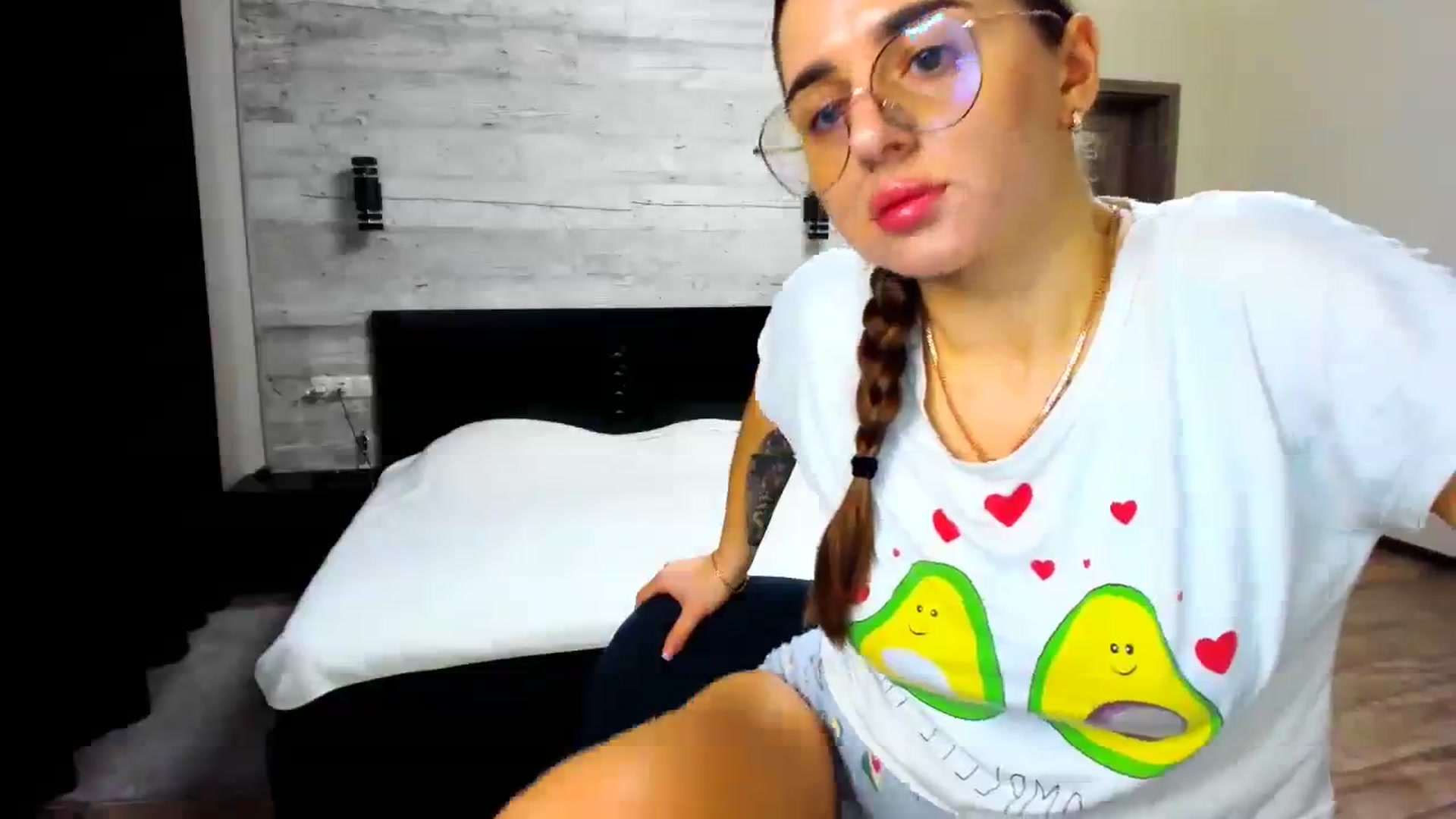 Gallery image thumbnail from lilydavra's myfreecams stream on, 02/06/2024, 18:24 image 12 of 20