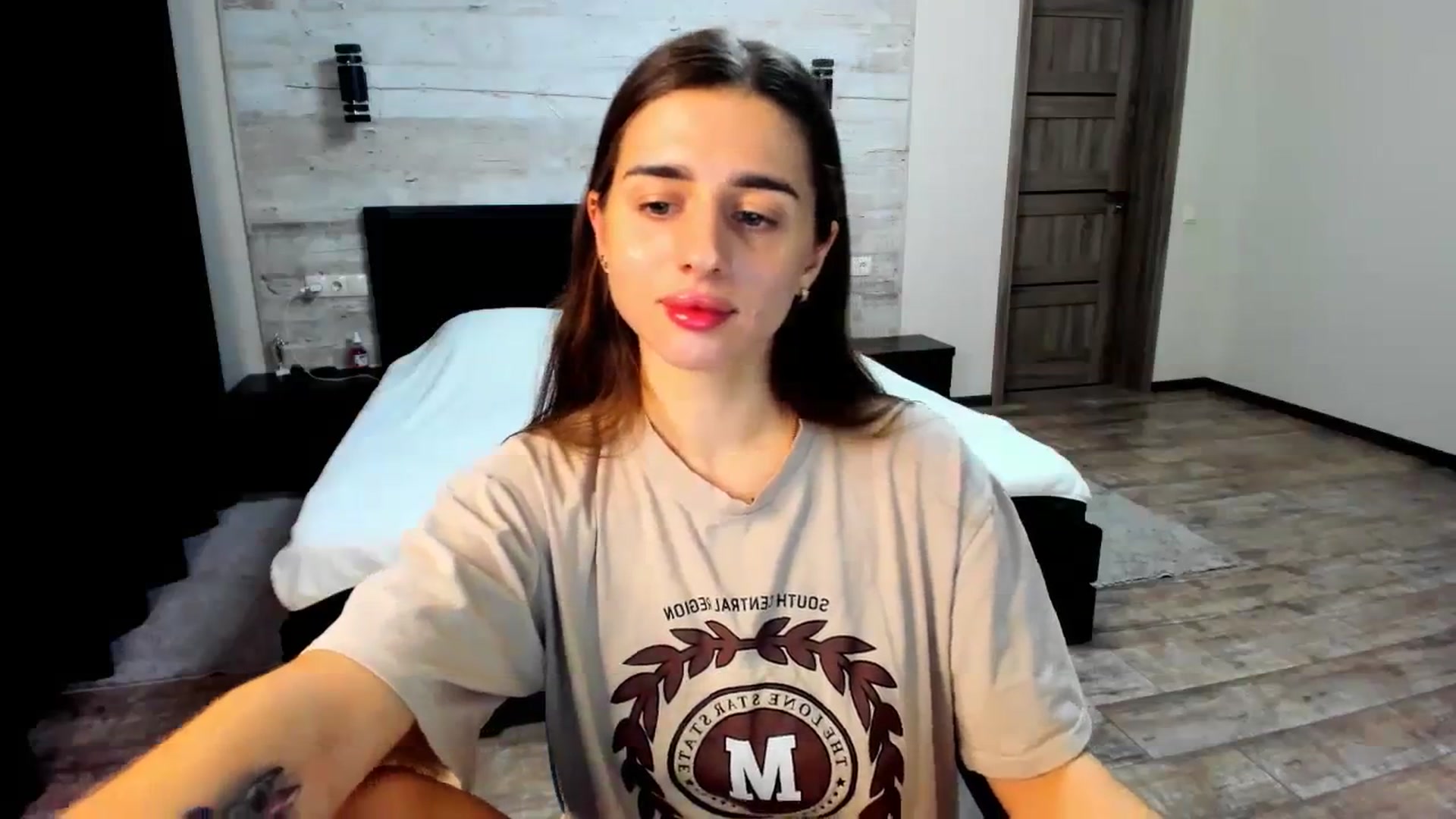 Gallery image thumbnail from lilydavra's myfreecams stream on, 03/27/2024, 19:07 image 2 of 20
