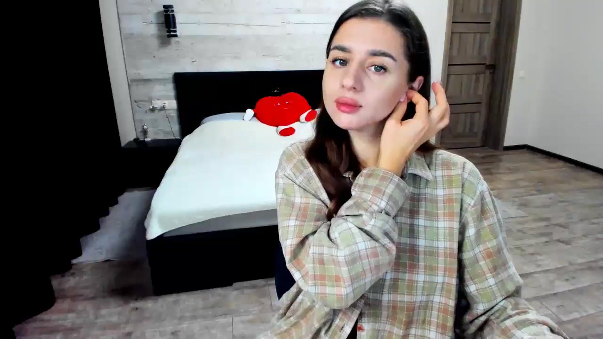Gallery image thumbnail from lilydavra's myfreecams stream on, 09/08/2024, 22:12 image 17 of 20