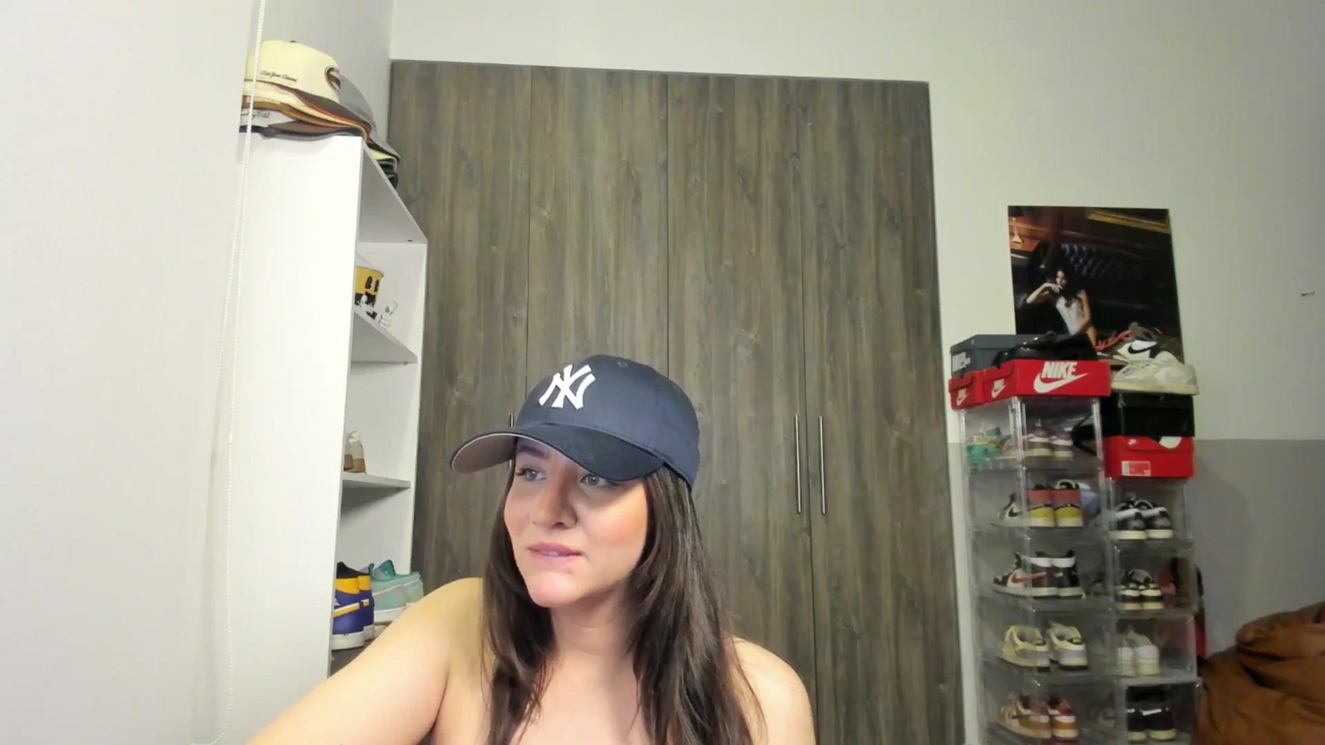 Gallery image thumbnail from lindabluee's myfreecams stream on, 04/05/2025, 19:18 image 15 of 20