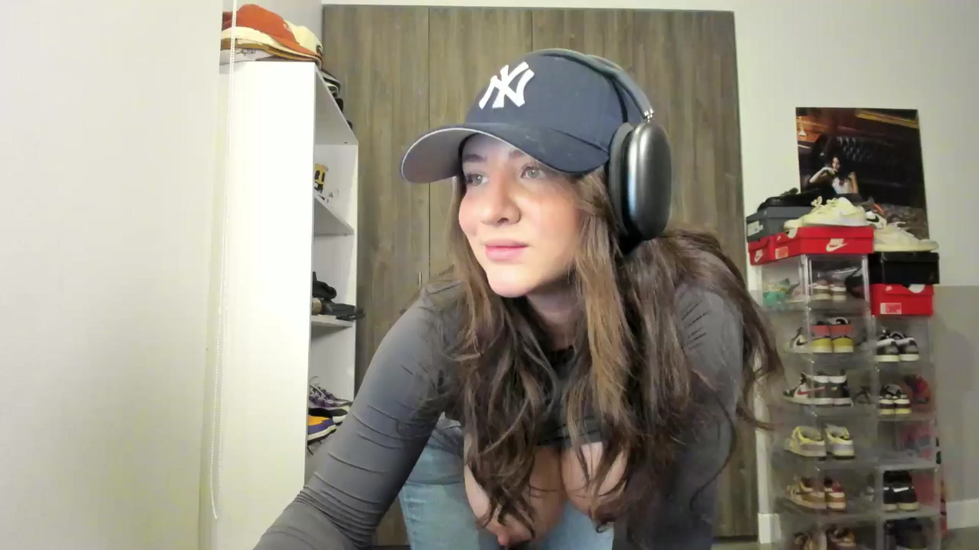 Gallery image thumbnail from lindabluee's myfreecams stream on, 04/09/2025, 17:17 image 17 of 20