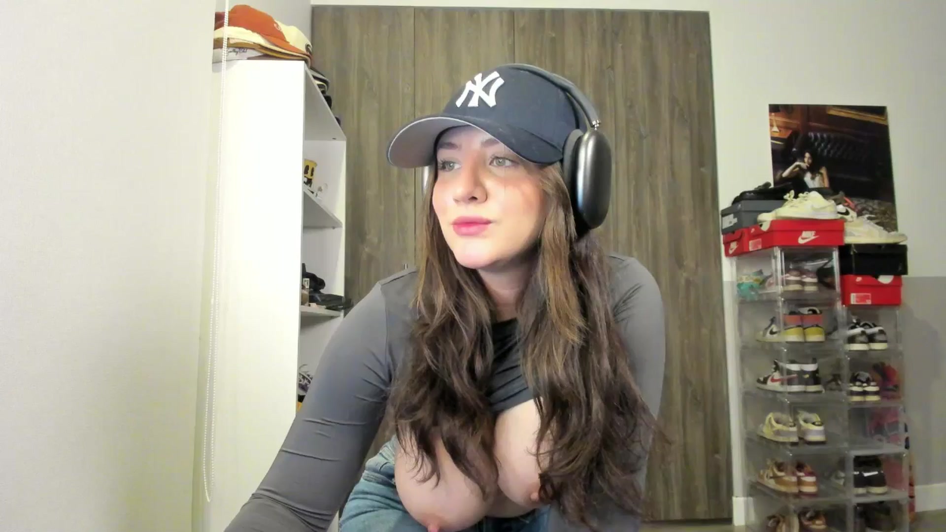 Gallery image thumbnail from lindabluee's myfreecams stream on, 04/09/2025, 17:17 image 18 of 20