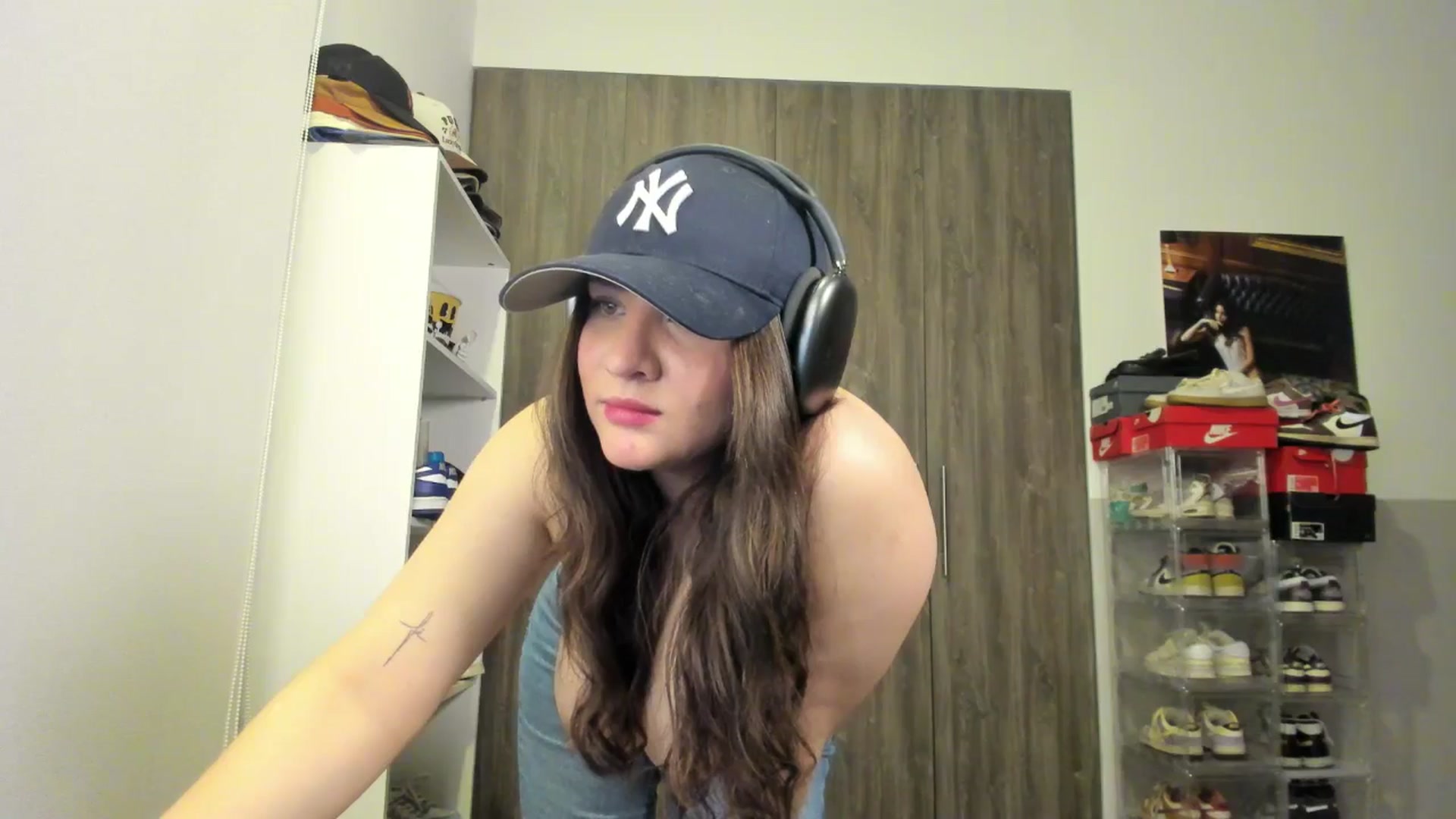 Gallery image thumbnail from lindabluee's myfreecams stream on, 04/30/2025, 17:57 image 10 of 20