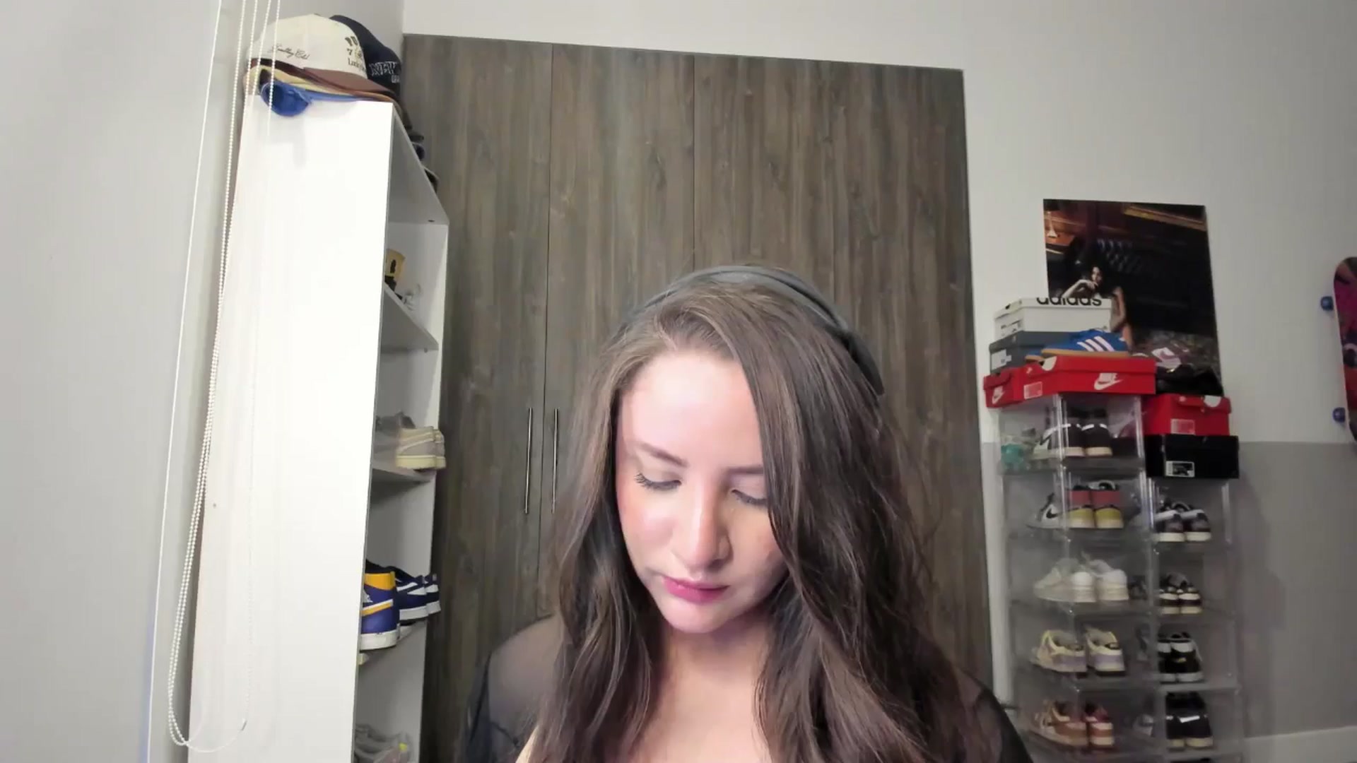 Gallery image thumbnail from lindabluee's myfreecams stream on, 05/21/2025, 17:43 image 14 of 20