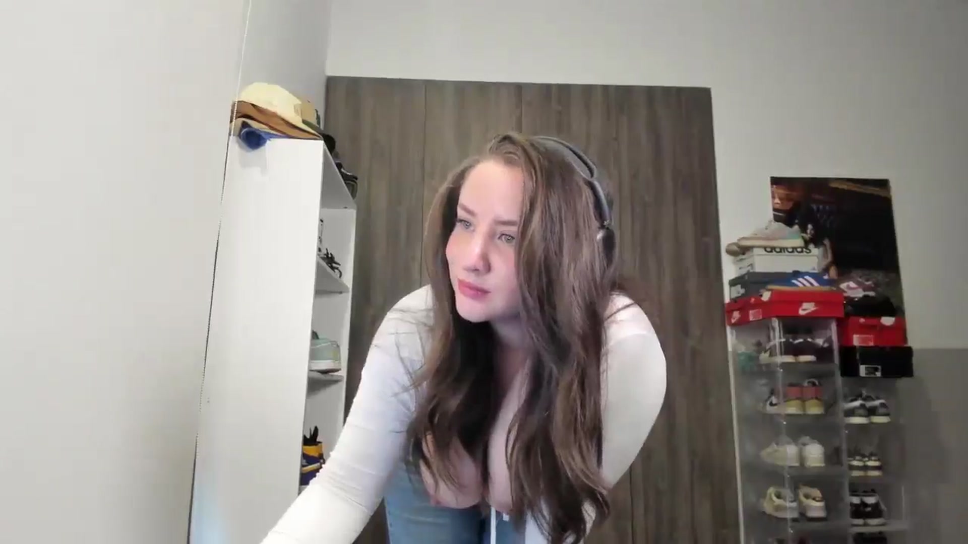 Gallery image thumbnail from lindabluee's myfreecams stream on, 05/26/2025, 18:21 image 9 of 20