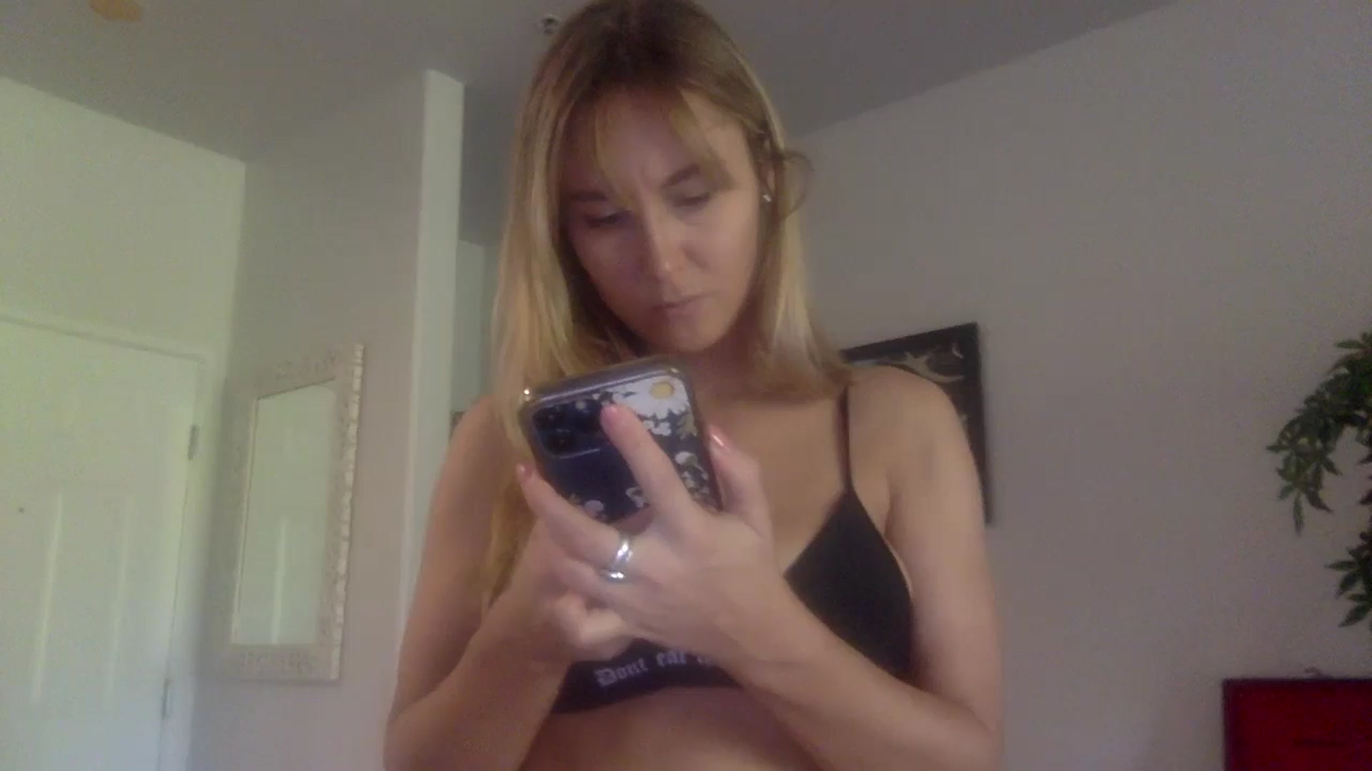 Gallery image thumbnail from lingerieyoga's myfreecams stream on, 08/24/2024, 22:08 image 19 of 20