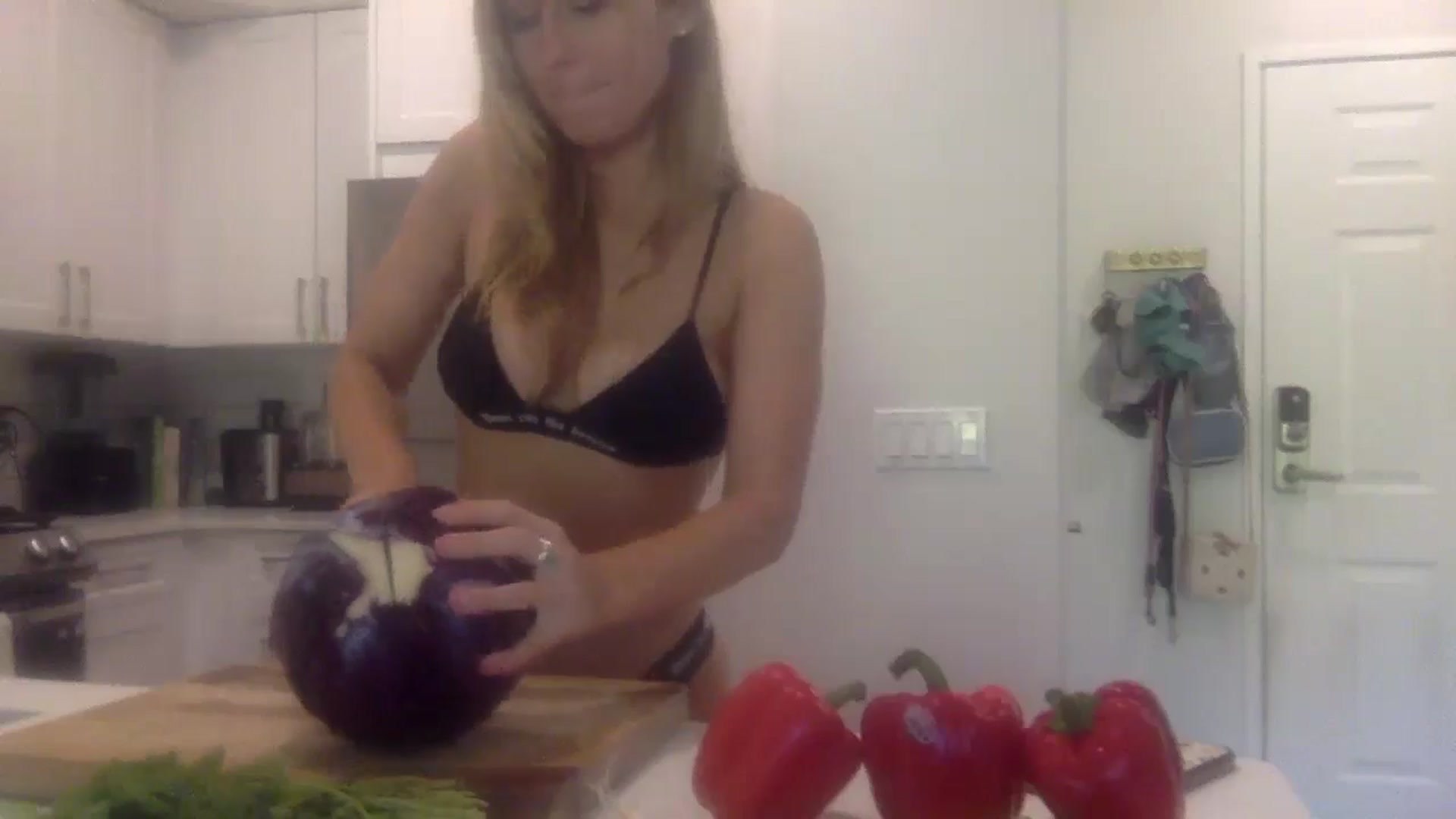 Gallery image thumbnail from lingerieyoga's myfreecams stream on, 08/24/2024, 22:08 image 6 of 20