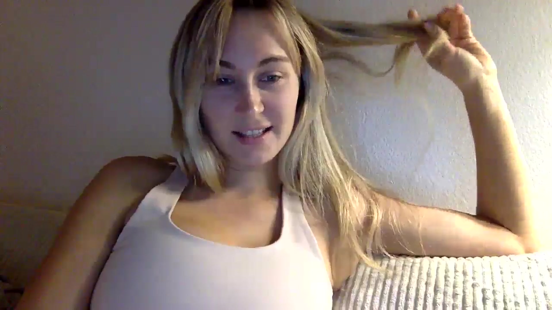 Gallery image thumbnail from lingerieyoga's myfreecams stream on, 10/30/2024, 03:40 image 16 of 20