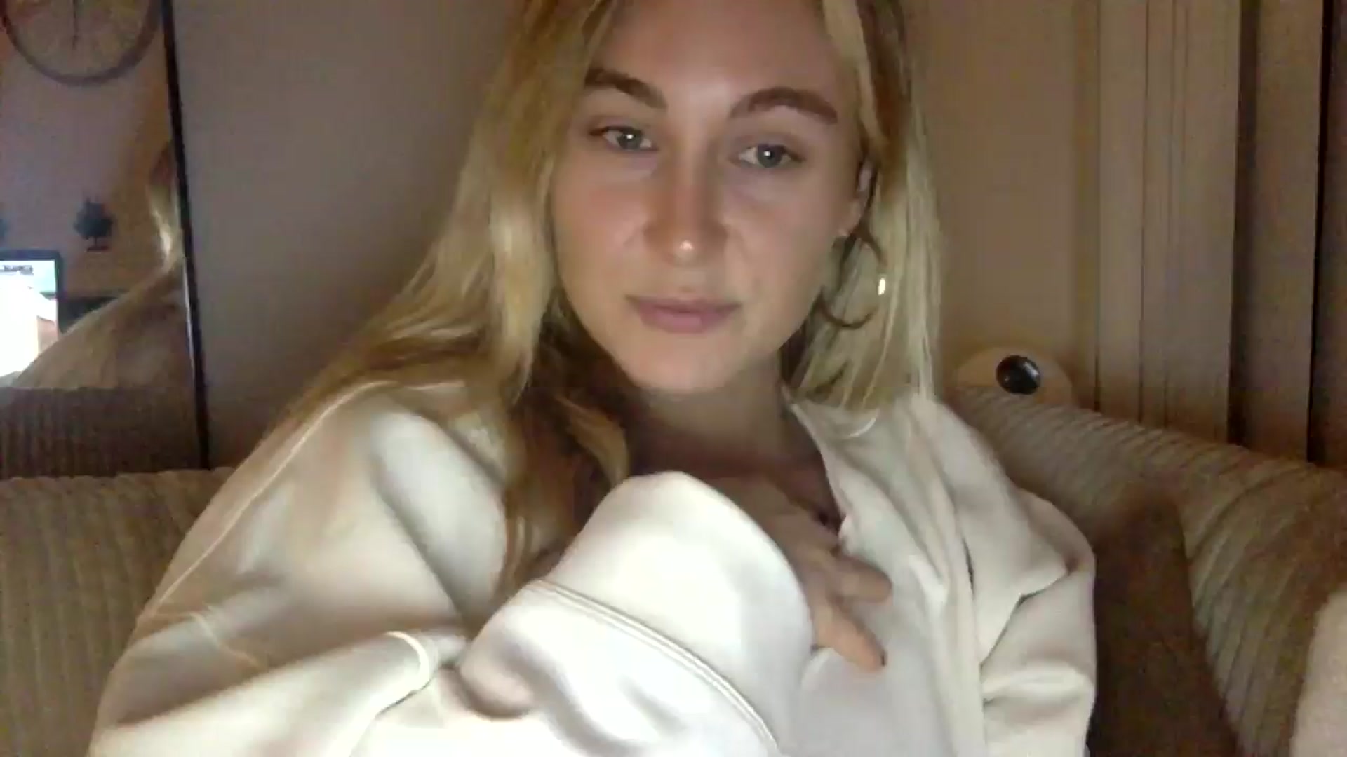 Gallery image thumbnail from lingerieyoga's myfreecams stream on, 11/22/2024, 04:46 image 1 of 20
