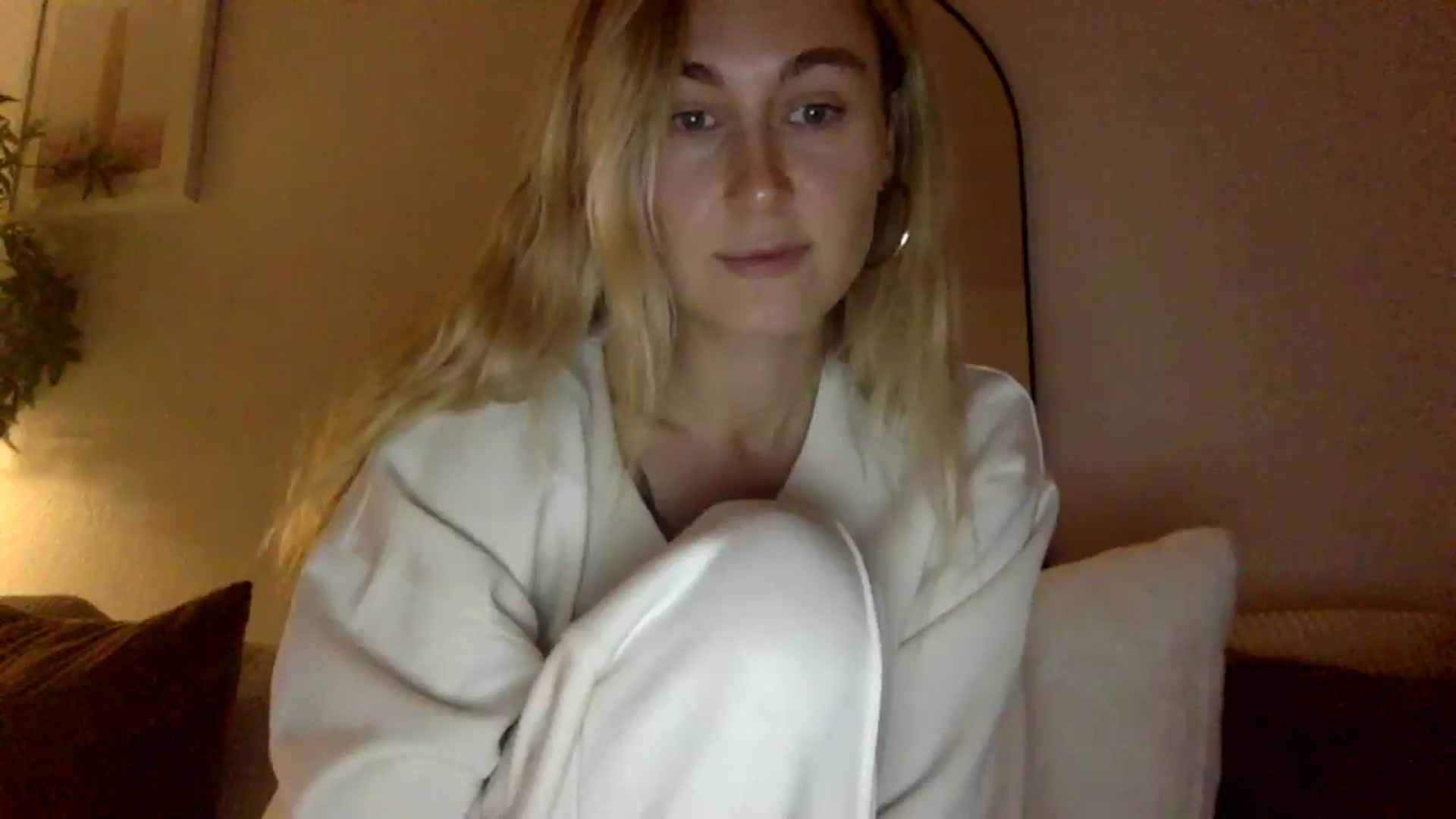Gallery image thumbnail from lingerieyoga's myfreecams stream on, 11/22/2024, 04:46 image 5 of 20