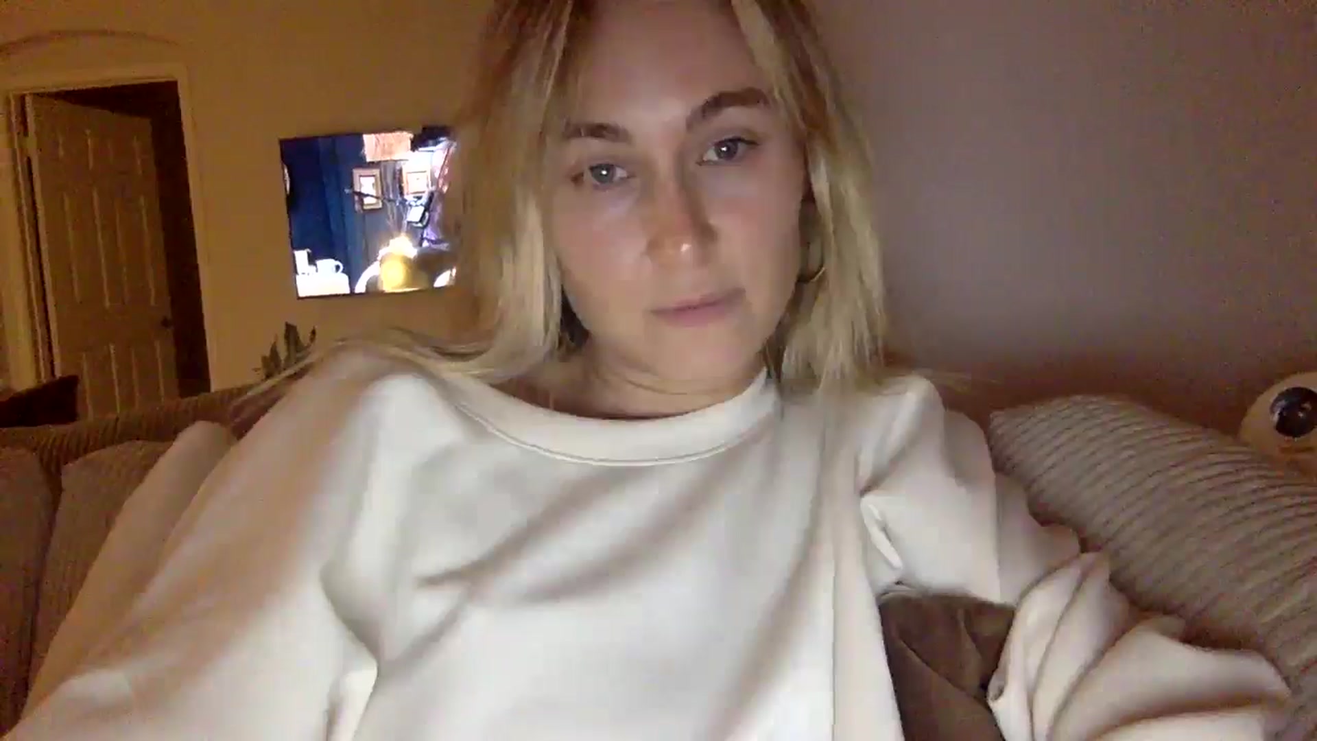 Gallery image thumbnail from lingerieyoga's myfreecams stream on, 11/22/2024, 04:46 image 15 of 20