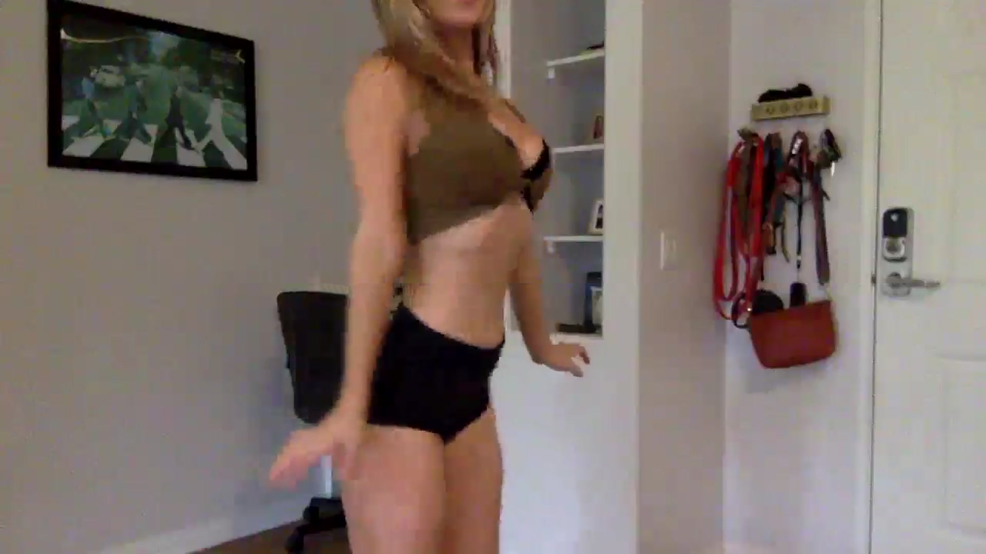 Gallery image thumbnail from lingerieyoga's myfreecams stream on, 05/29/2025, 01:29 image 3 of 20