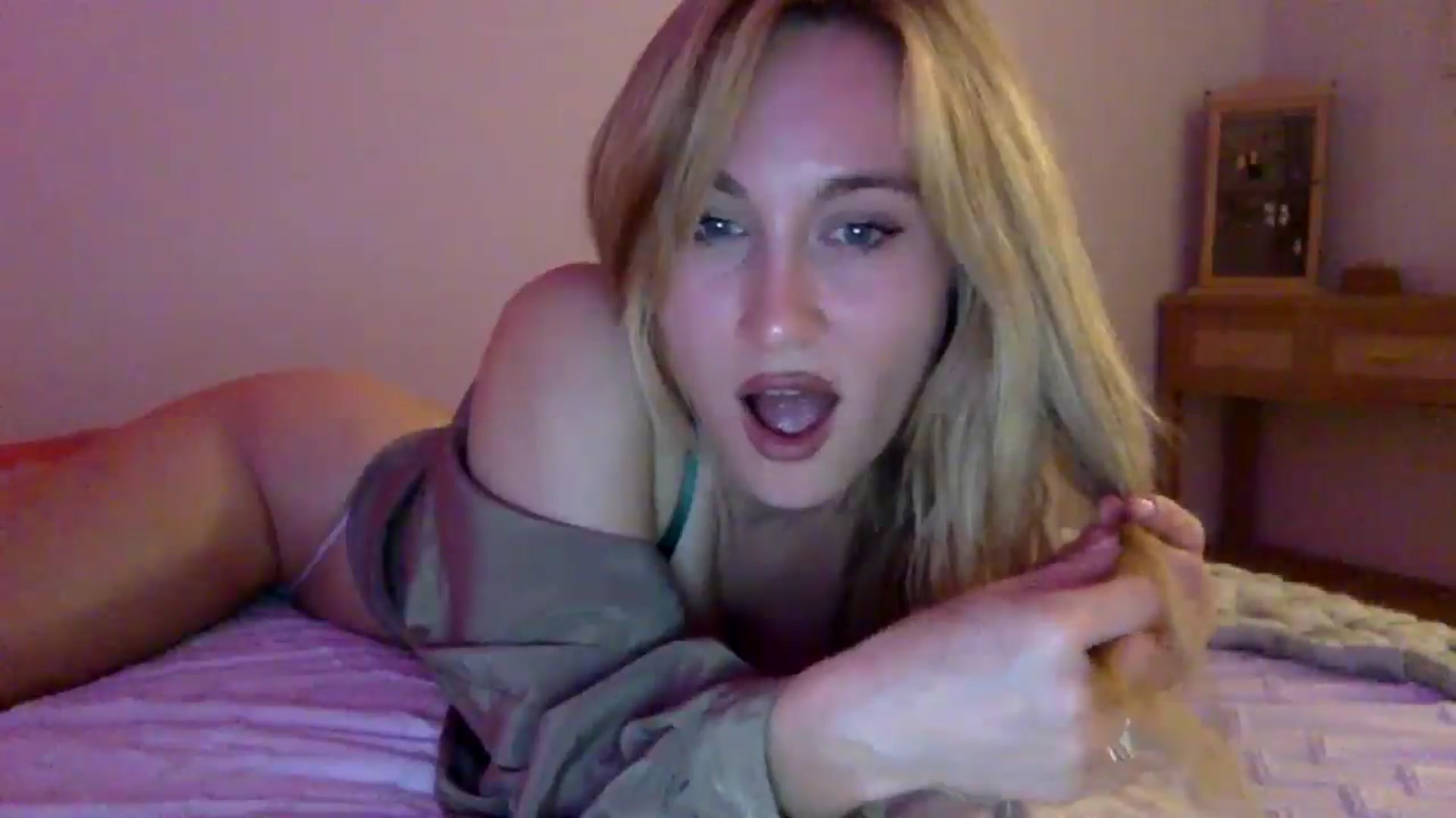 Gallery image thumbnail from lingerieyoga's myfreecams stream on, 09/18/2025, 05:31 image 16 of 20