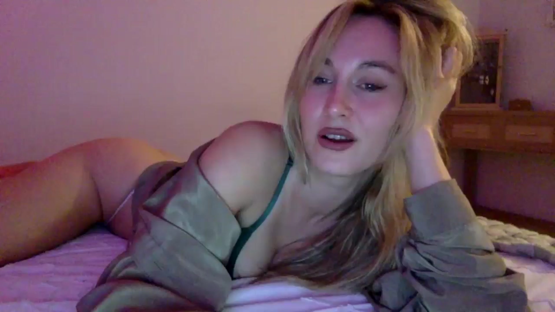 Gallery image thumbnail from lingerieyoga's myfreecams stream on, 09/18/2025, 05:31 image 17 of 20