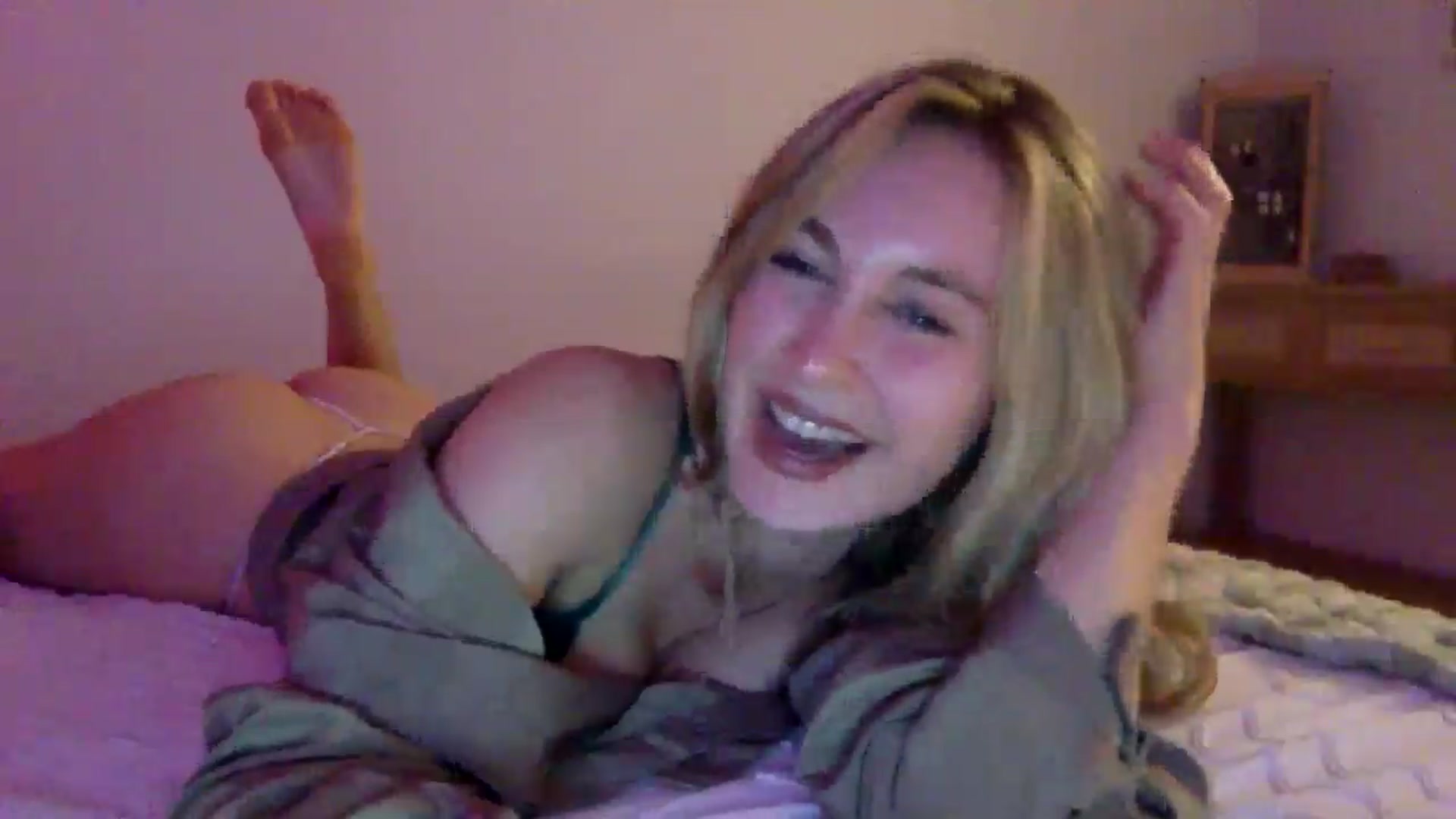 Gallery image thumbnail from lingerieyoga's myfreecams stream on, 09/18/2025, 05:31 image 12 of 20