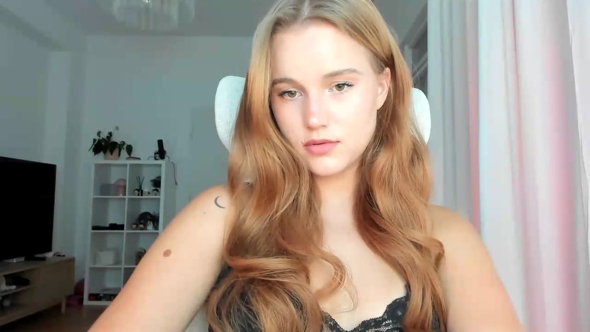 Gallery image thumbnail from lisa_lisa's myfreecams stream on, 08/16/2026, 16:28 image 3 of 20