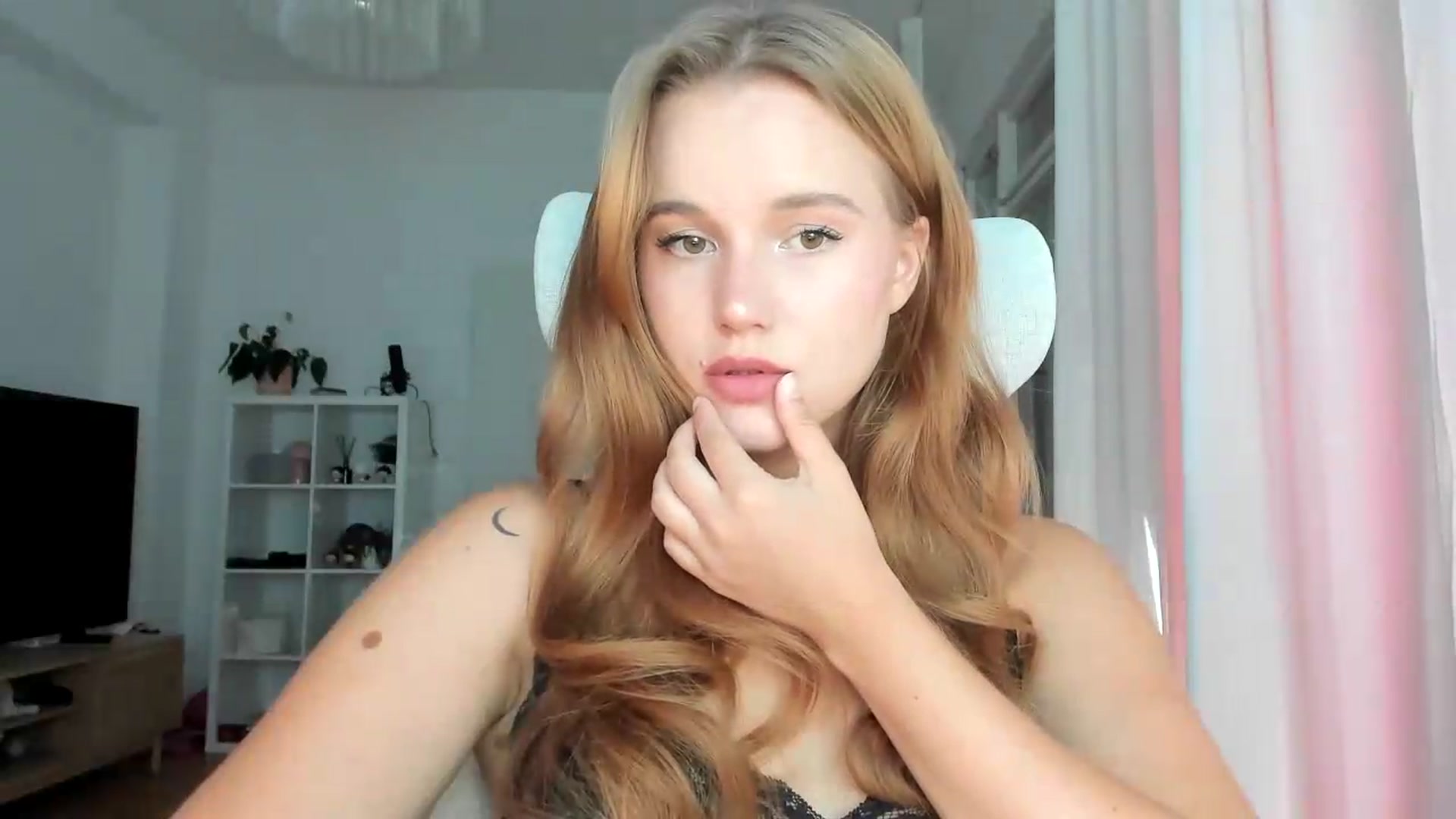 Gallery image thumbnail from lisa_lisa's myfreecams stream on, 08/16/2026, 16:28 image 2 of 20