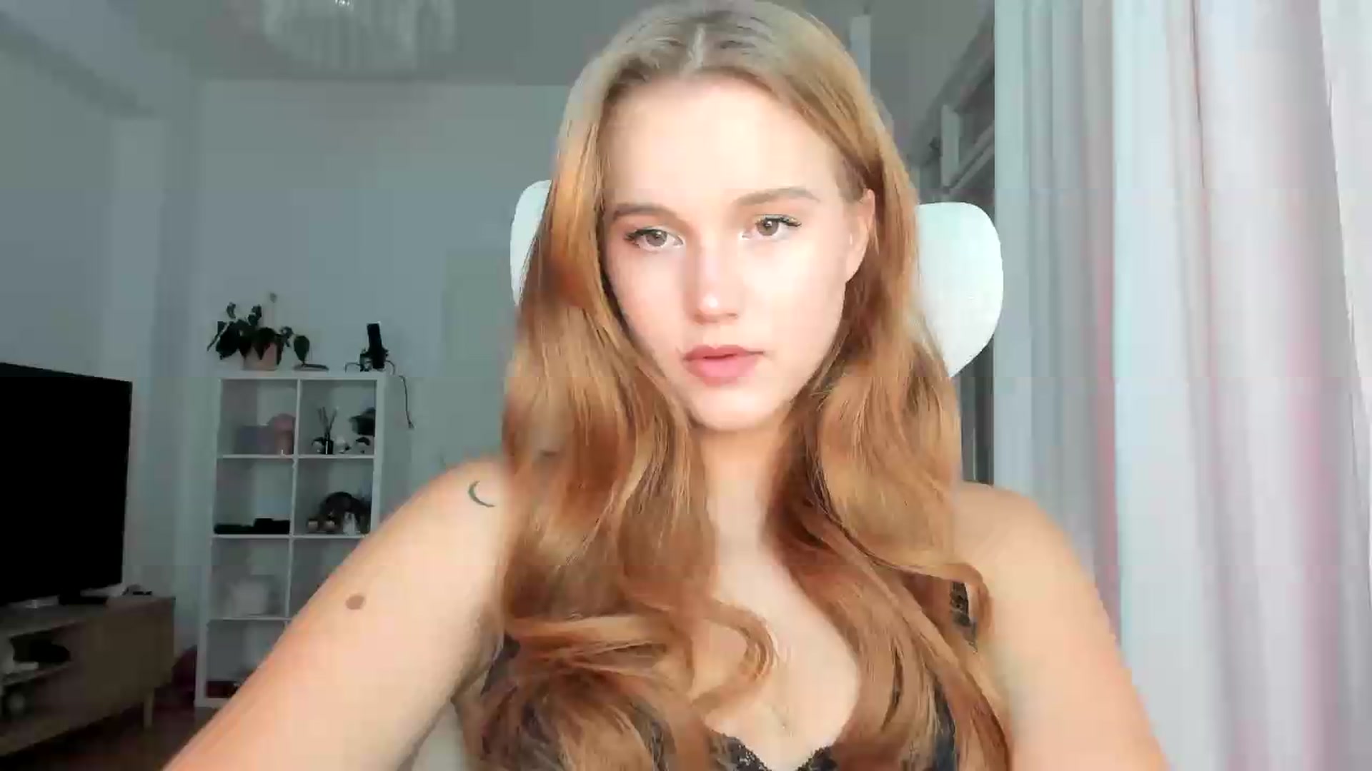 Gallery image thumbnail from lisa_lisa's myfreecams stream on, 08/16/2026, 16:28 image 1 of 20