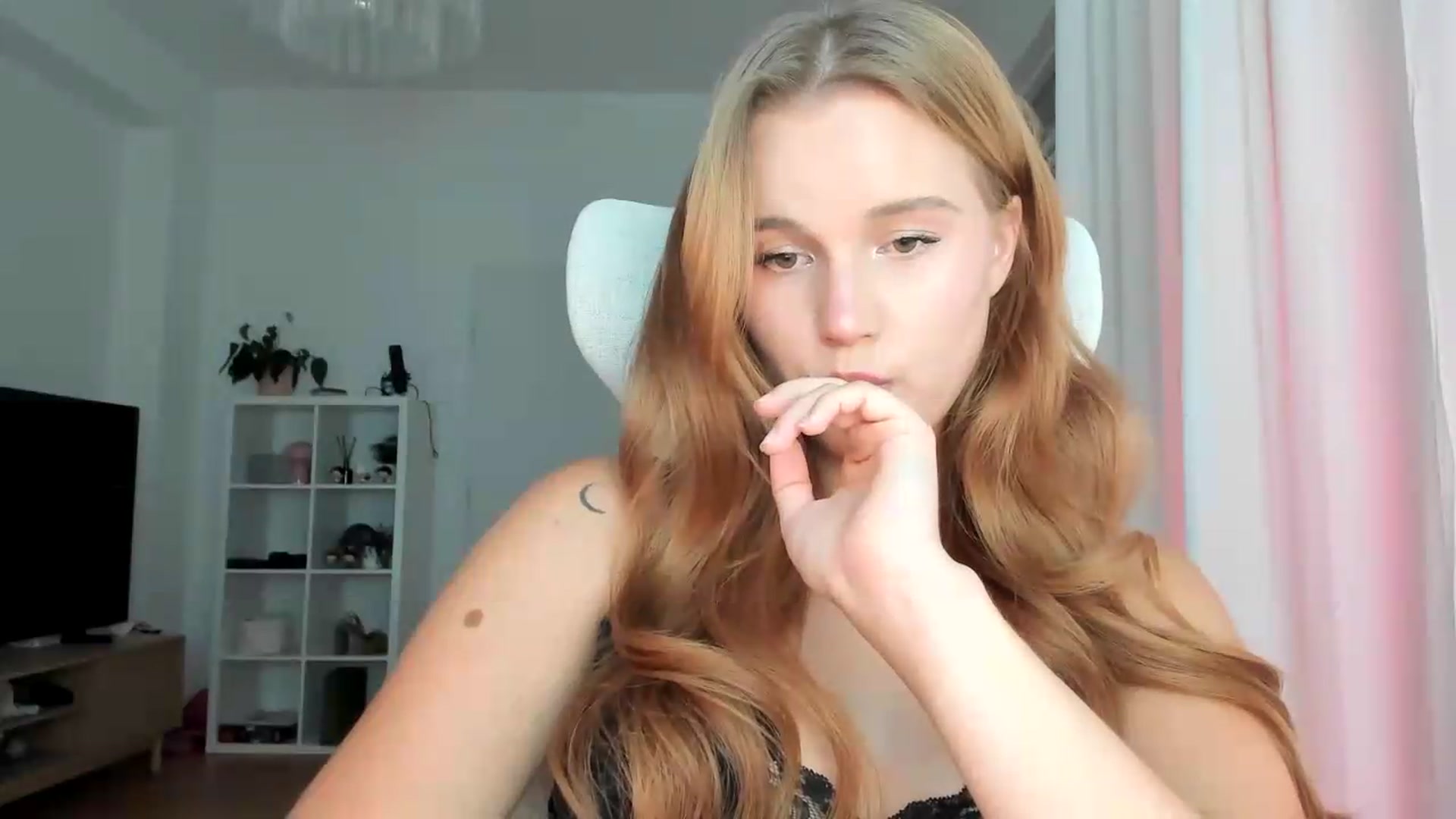 Gallery image thumbnail from lisa_lisa's myfreecams stream on, 08/16/2026, 16:28 image 6 of 20