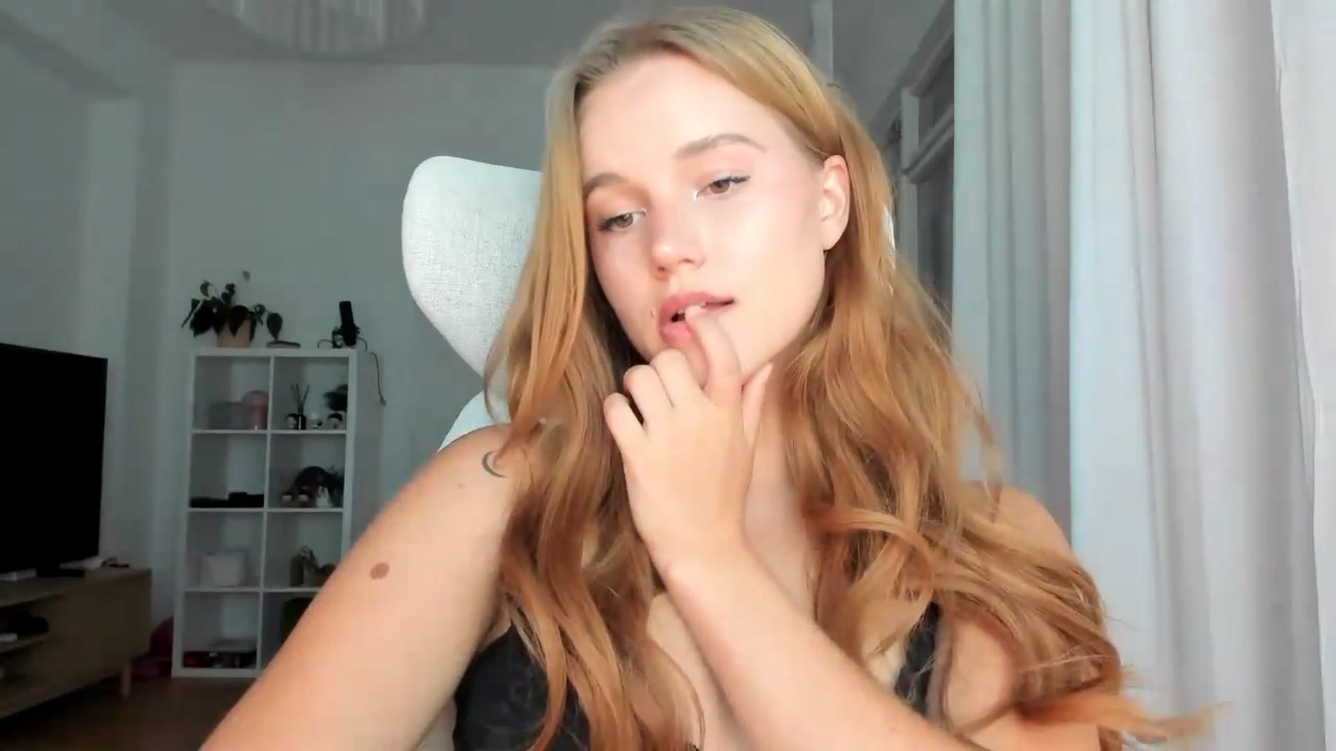 Gallery image thumbnail from lisa_lisa's myfreecams stream on, 08/16/2026, 16:28 image 15 of 20