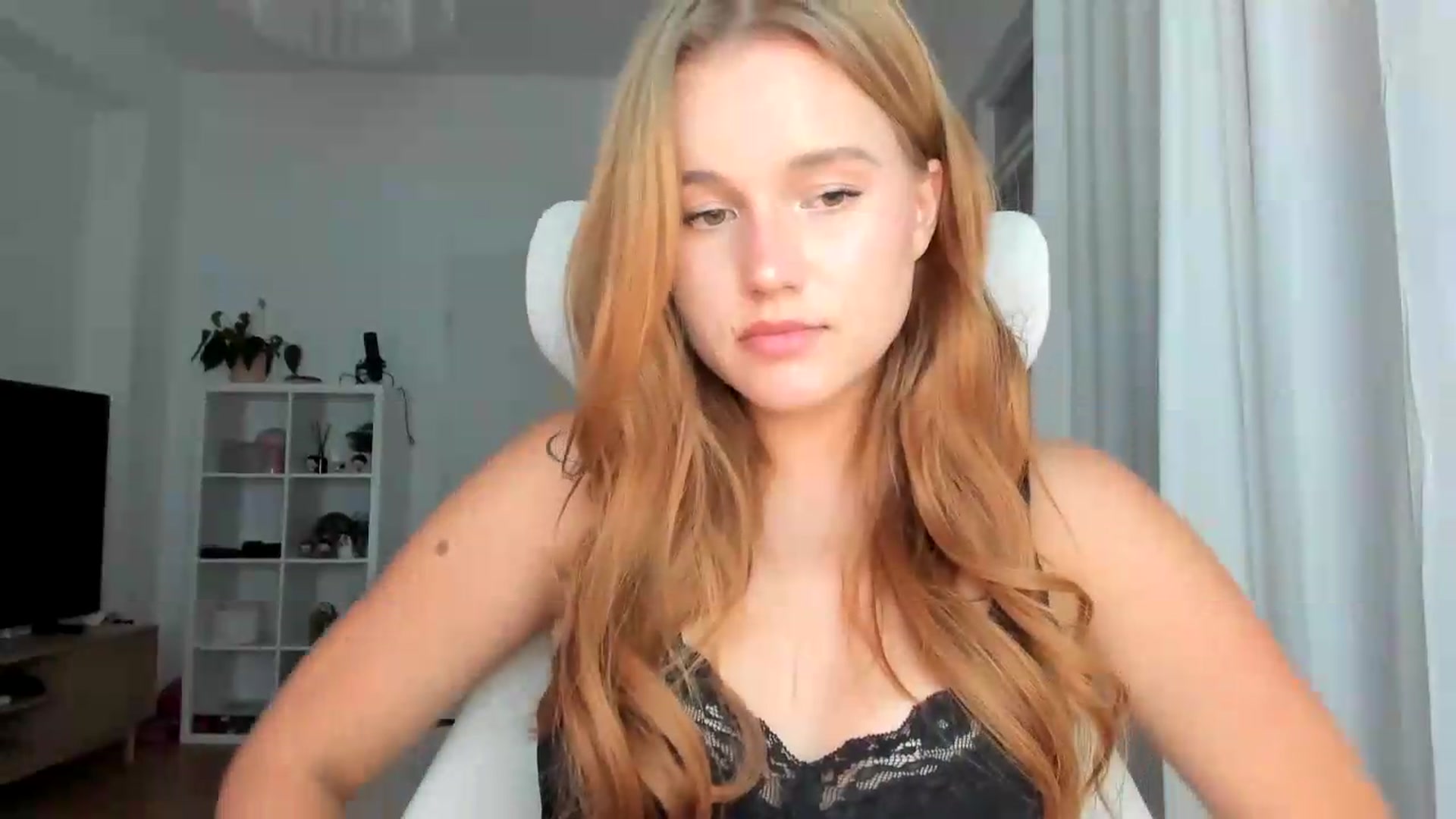 Gallery image thumbnail from lisa_lisa's myfreecams stream on, 08/16/2026, 17:15 image 6 of 20