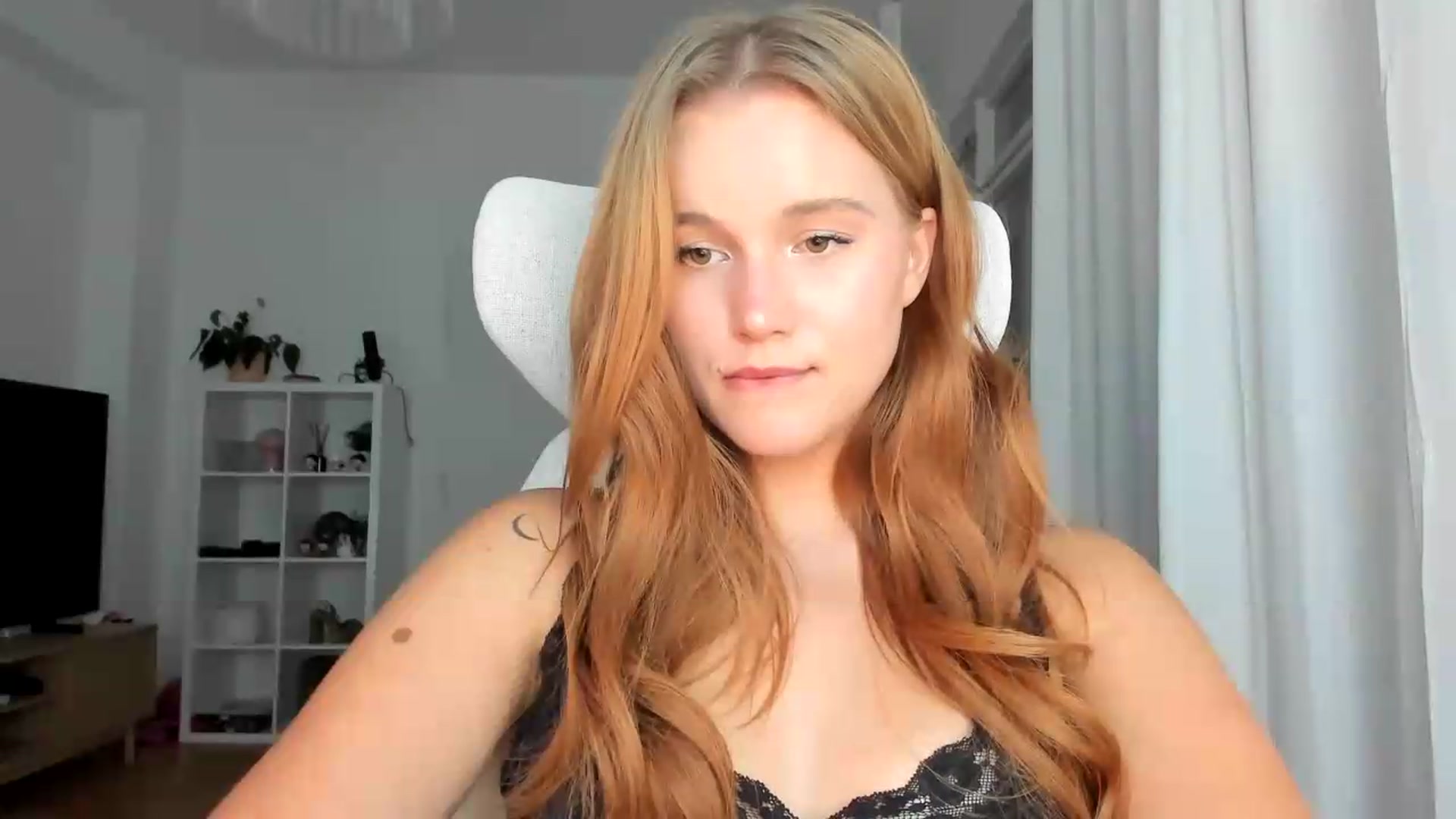 Gallery image thumbnail from lisa_lisa's myfreecams stream on, 08/16/2026, 17:15 image 4 of 20