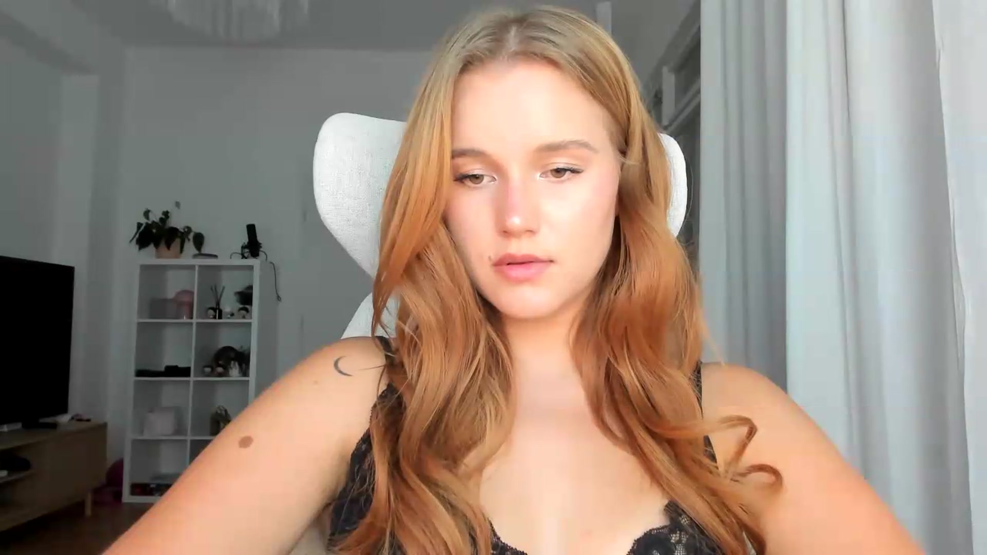Gallery image thumbnail from lisa_lisa's myfreecams stream on, 08/16/2026, 17:15 image 11 of 20