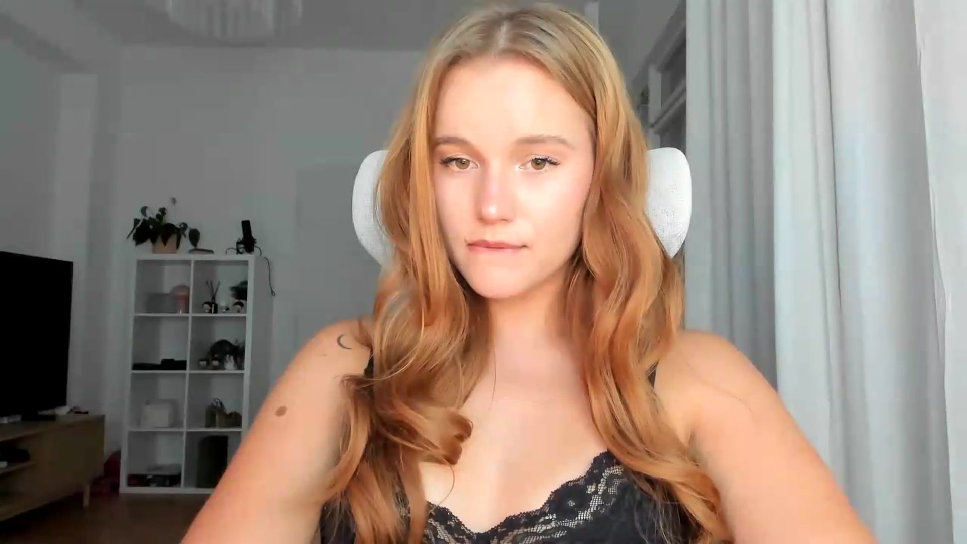 Gallery image thumbnail from lisa_lisa's myfreecams stream on, 08/16/2026, 17:15 image 13 of 20