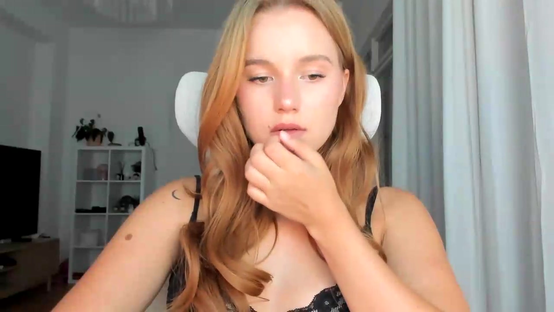 Gallery image thumbnail from lisa_lisa's myfreecams stream on, 08/16/2026, 17:15 image 14 of 20