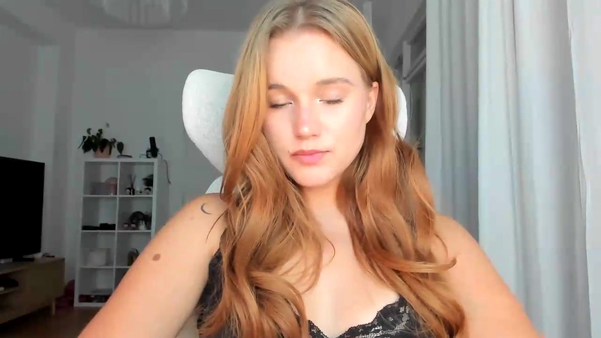 Gallery image thumbnail from lisa_lisa's myfreecams stream on, 08/16/2026, 17:15 image 3 of 20