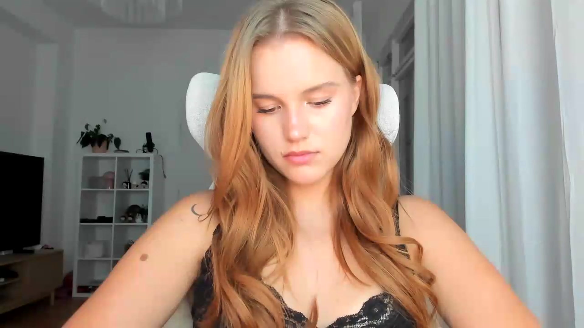 Gallery image thumbnail from lisa_lisa's myfreecams stream on, 08/16/2026, 17:15 image 7 of 20