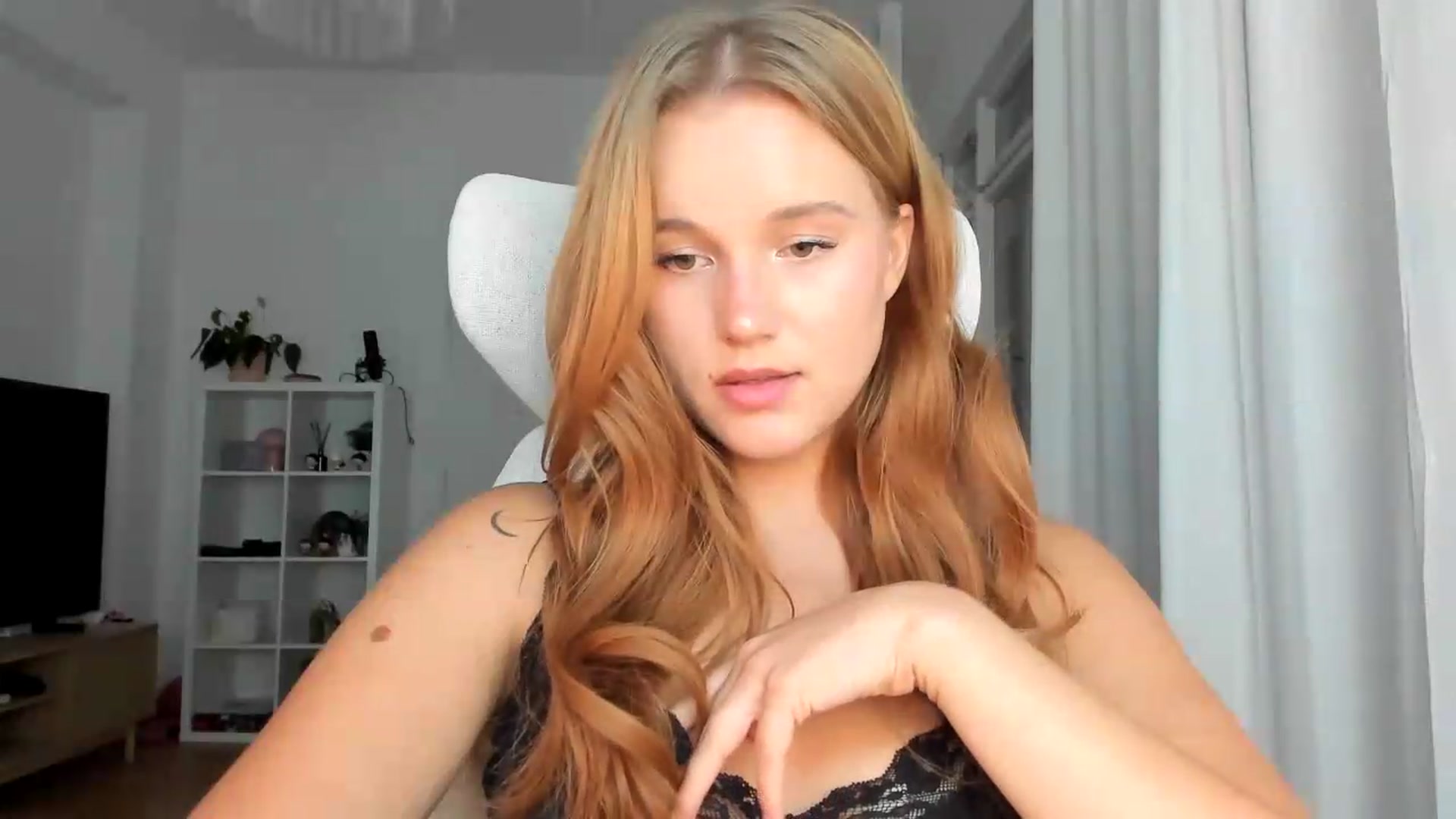 Gallery image thumbnail from lisa_lisa's myfreecams stream on, 08/16/2026, 17:15 image 2 of 20