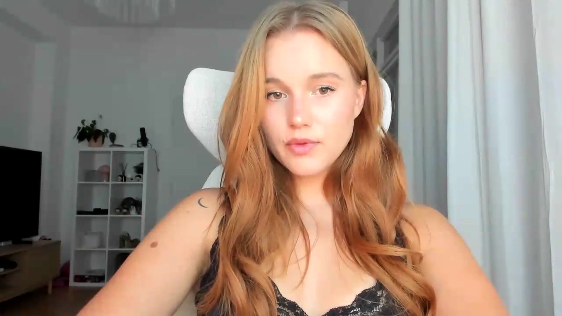 Gallery image thumbnail from lisa_lisa's myfreecams stream on, 08/16/2026, 17:15 image 5 of 20