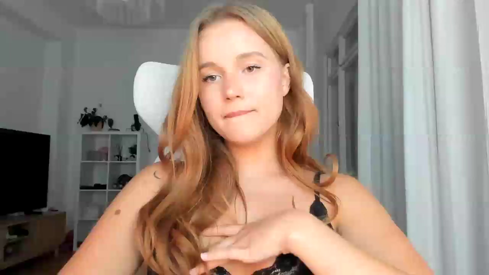 Gallery image thumbnail from lisa_lisa's myfreecams stream on, 08/16/2026, 17:15 image 19 of 20