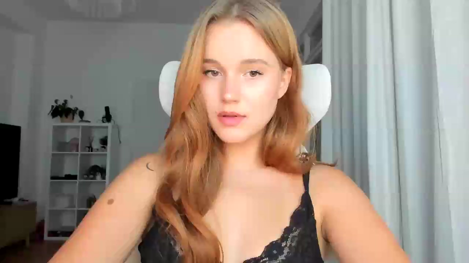 Gallery image thumbnail from lisa_lisa's myfreecams stream on, 08/16/2026, 18:28 image 3 of 20