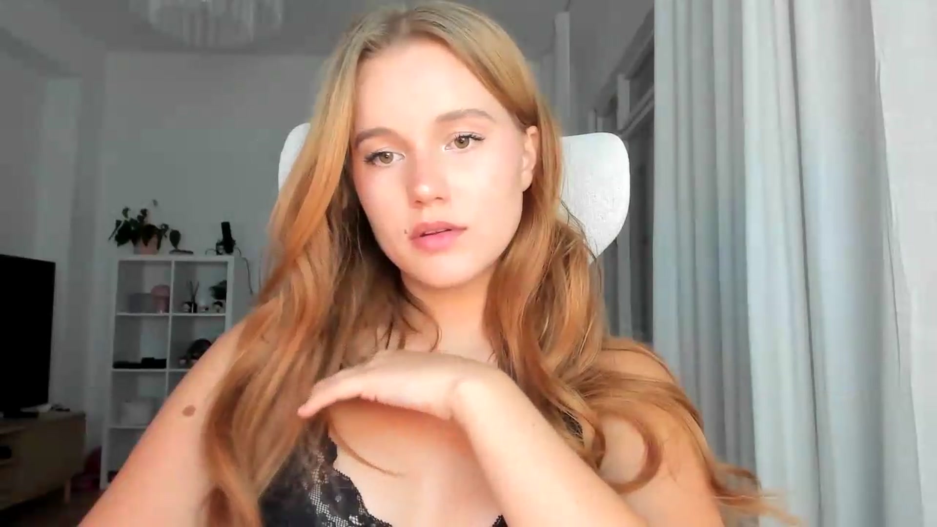 Gallery image thumbnail from lisa_lisa's myfreecams stream on, 08/16/2026, 18:28 image 20 of 20