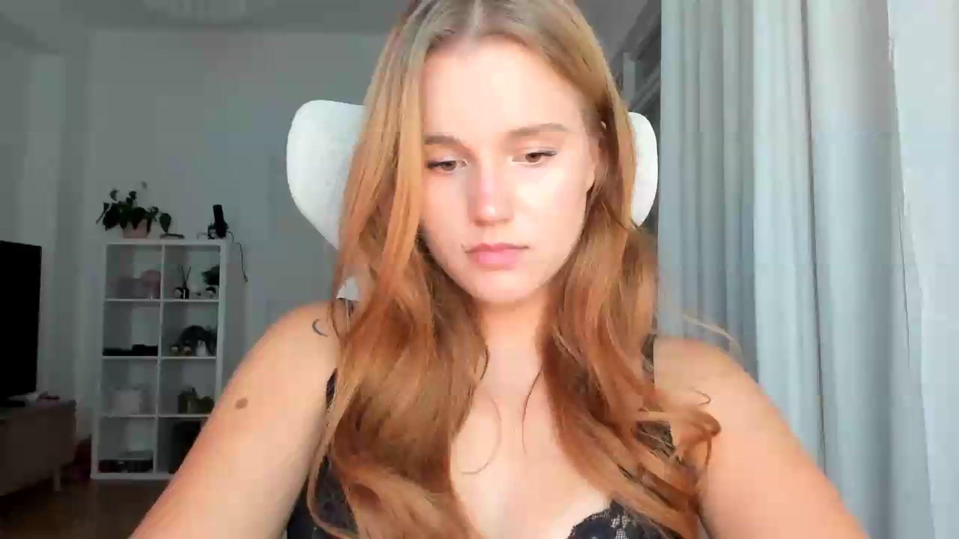Gallery image thumbnail from lisa_lisa's myfreecams stream on, 08/16/2026, 19:27 image 17 of 20