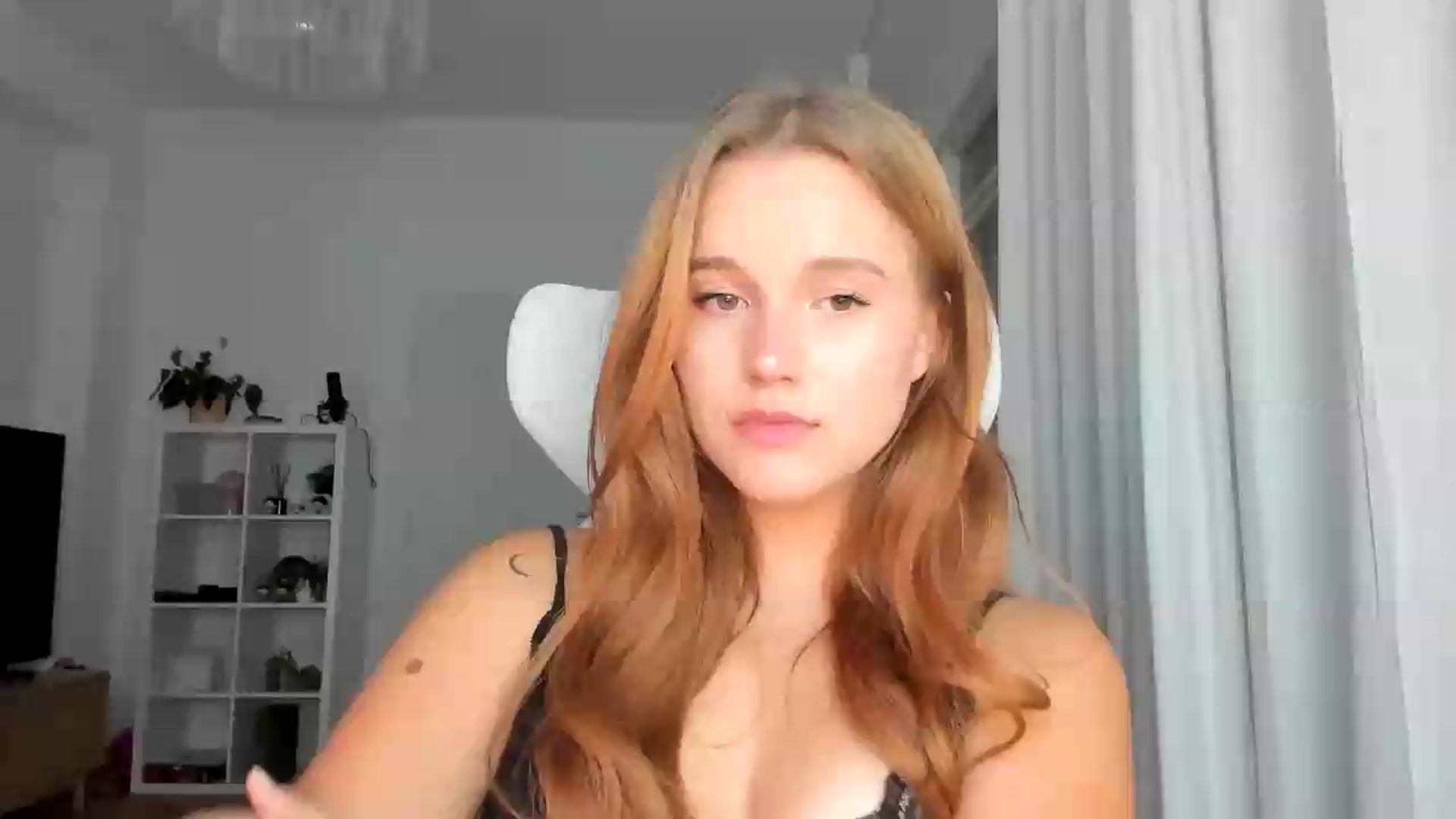 Gallery image thumbnail from lisa_lisa's myfreecams stream on, 08/16/2026, 19:27 image 16 of 20
