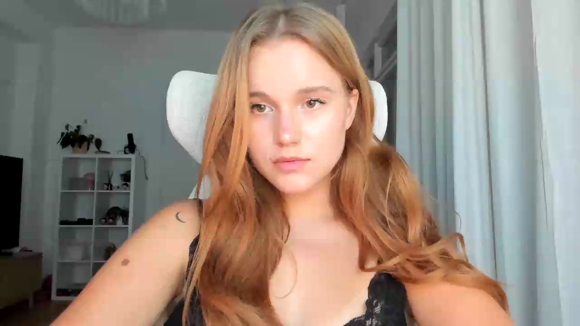 Gallery image thumbnail from lisa_lisa's myfreecams stream on, 08/16/2026, 19:27 image 18 of 20