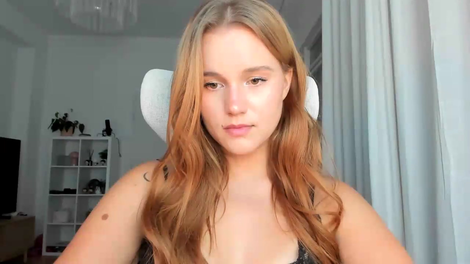 Gallery image thumbnail from lisa_lisa's myfreecams stream on, 08/16/2026, 19:27 image 11 of 20