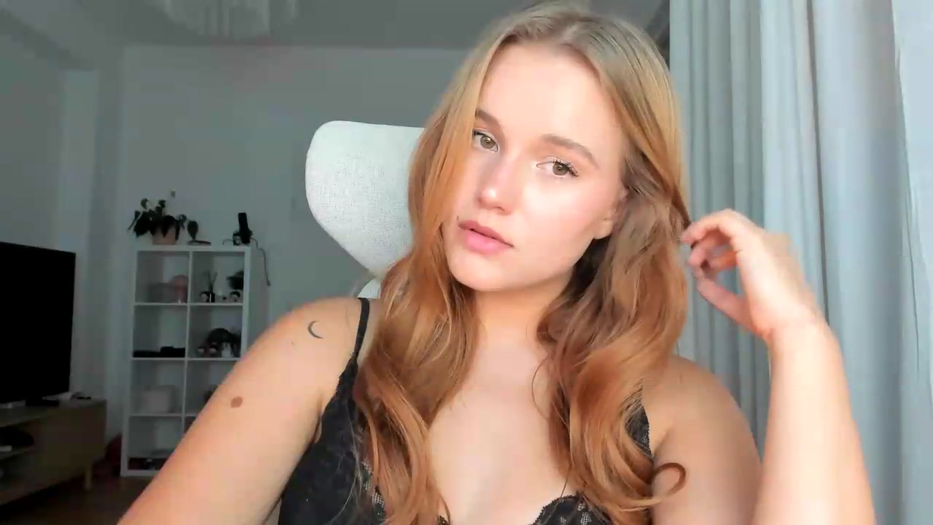 Gallery image thumbnail from lisa_lisa's myfreecams stream on, 08/16/2026, 20:19 image 11 of 20