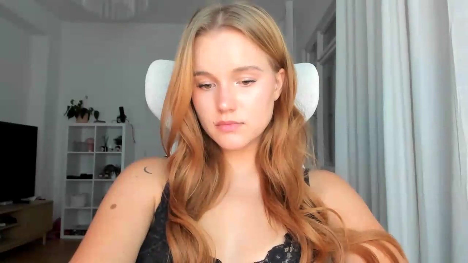 Gallery image thumbnail from lisa_lisa's myfreecams stream on, 08/16/2026, 20:19 image 16 of 20