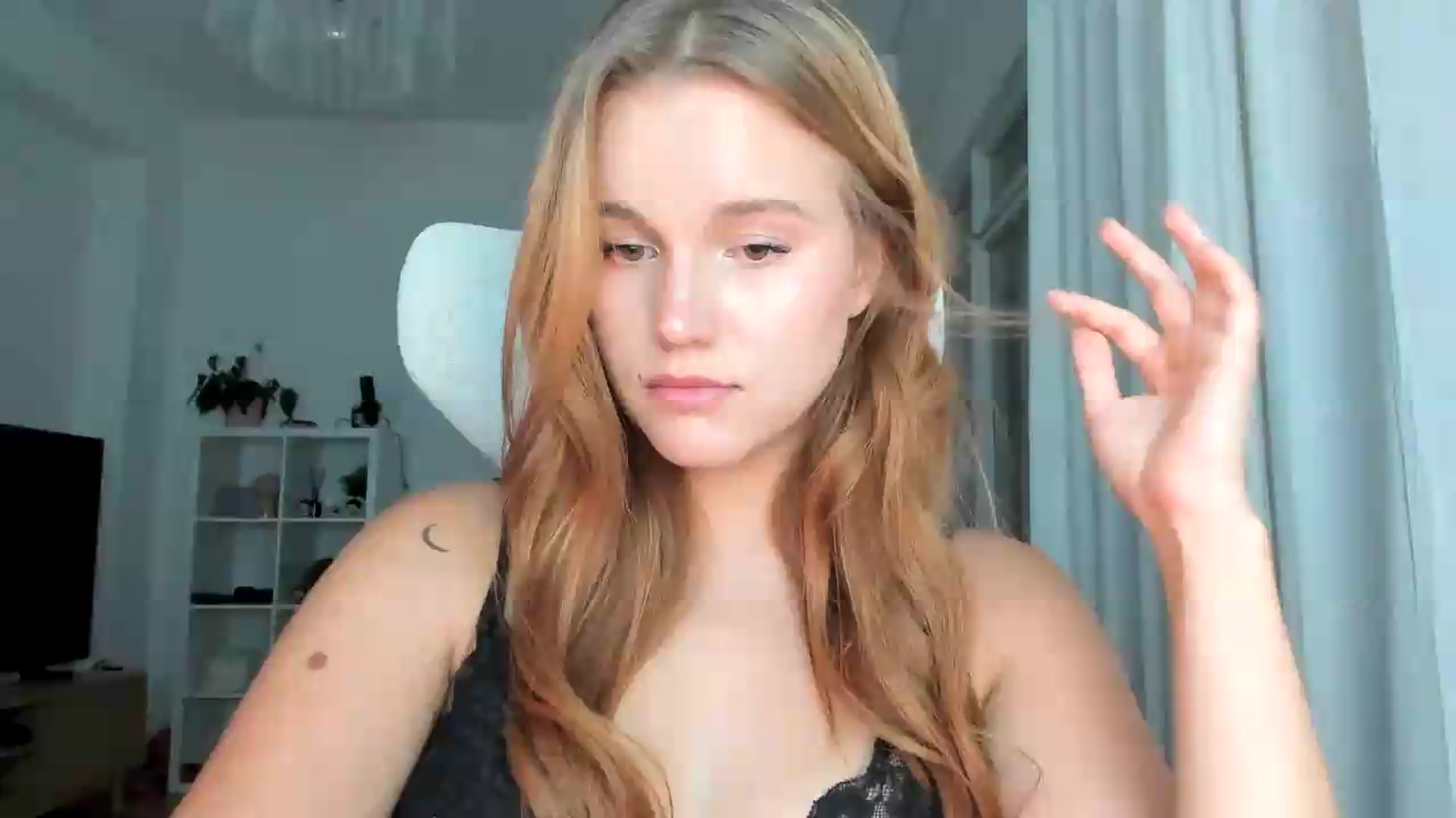 Gallery image thumbnail from lisa_lisa's myfreecams stream on, 08/16/2026, 20:19 image 18 of 20