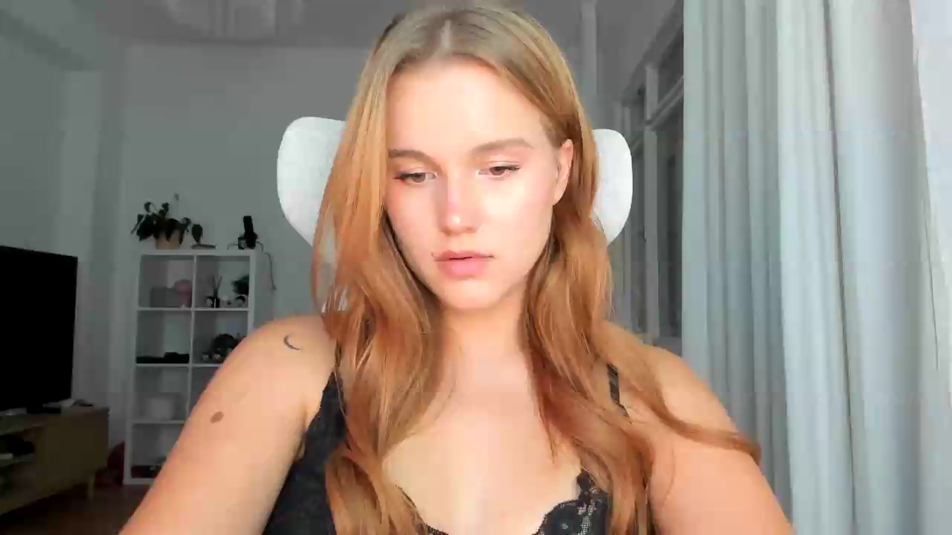 Gallery image thumbnail from lisa_lisa's myfreecams stream on, 08/16/2026, 20:19 image 15 of 20