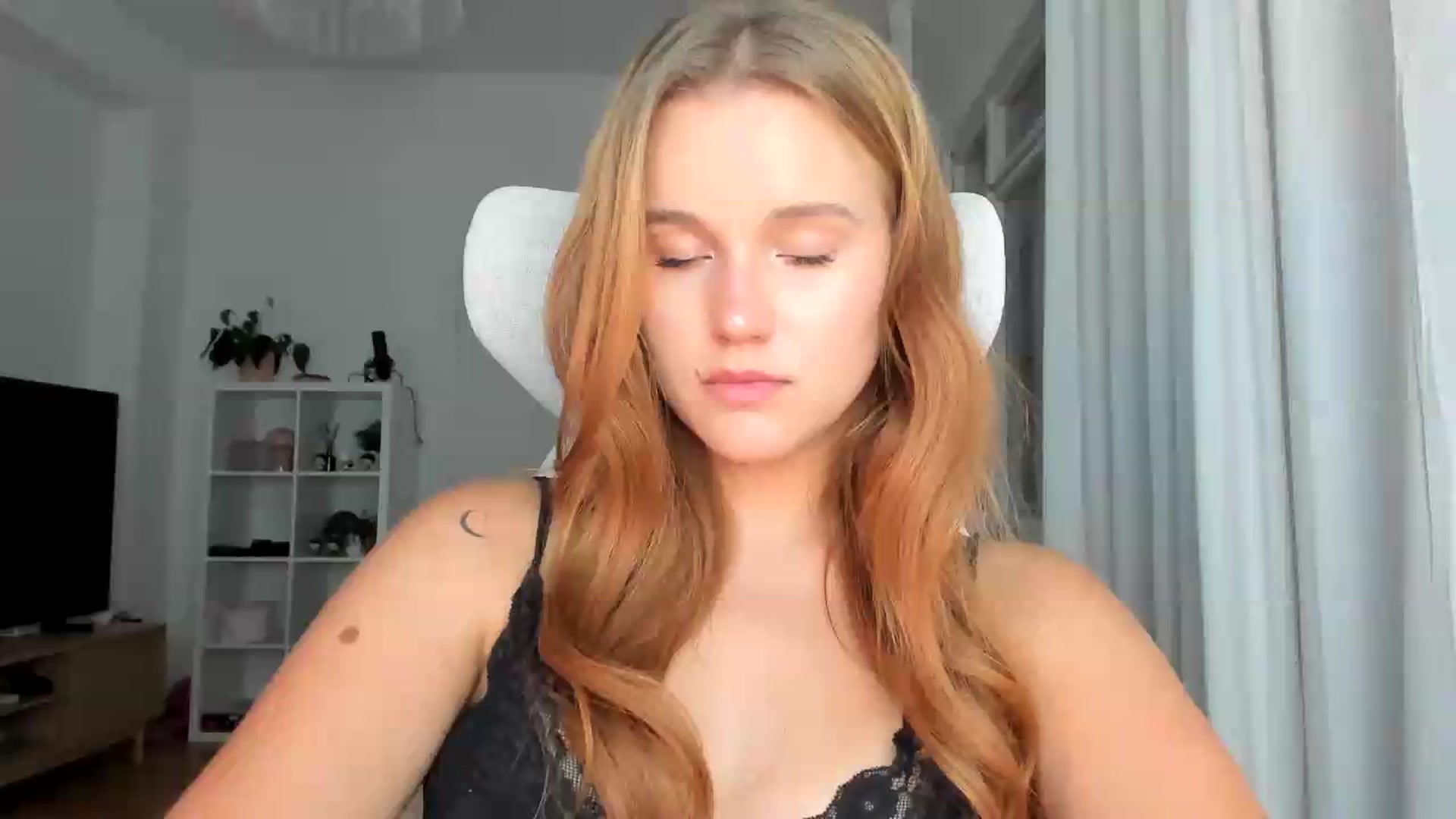 Gallery image thumbnail from lisa_lisa's myfreecams stream on, 08/16/2026, 20:19 image 12 of 20